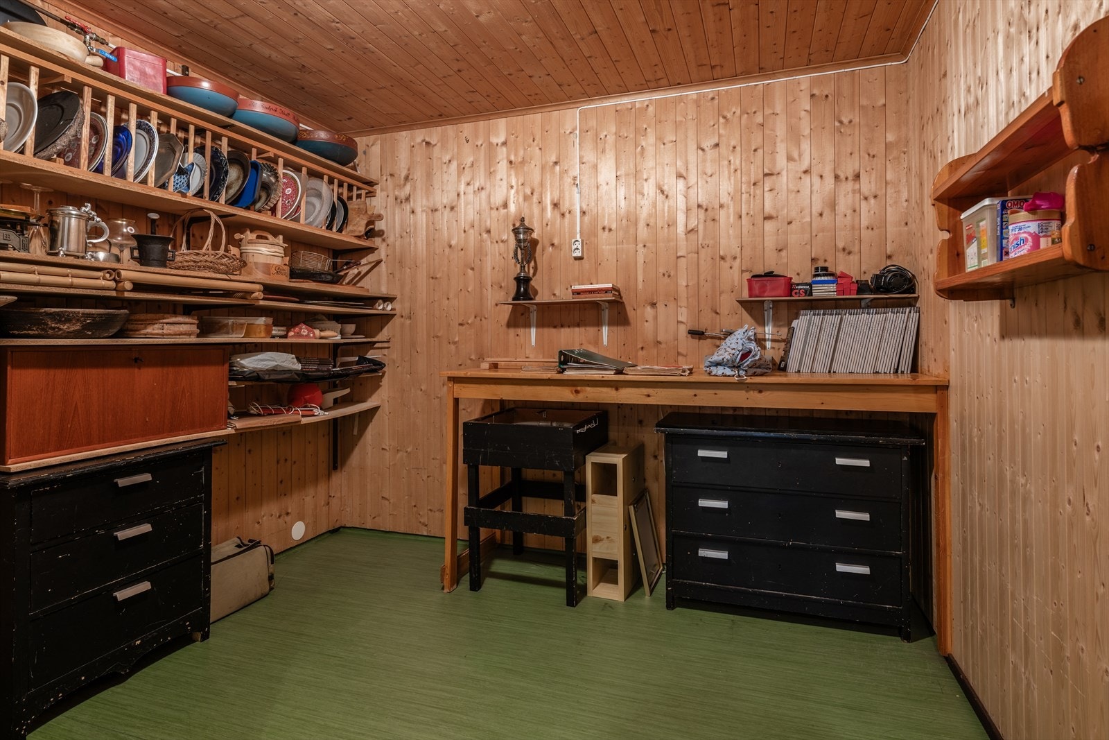 Et praktisk rom i kjelleren som egner seg godt som verksted eller for lagring. Galleribilde
