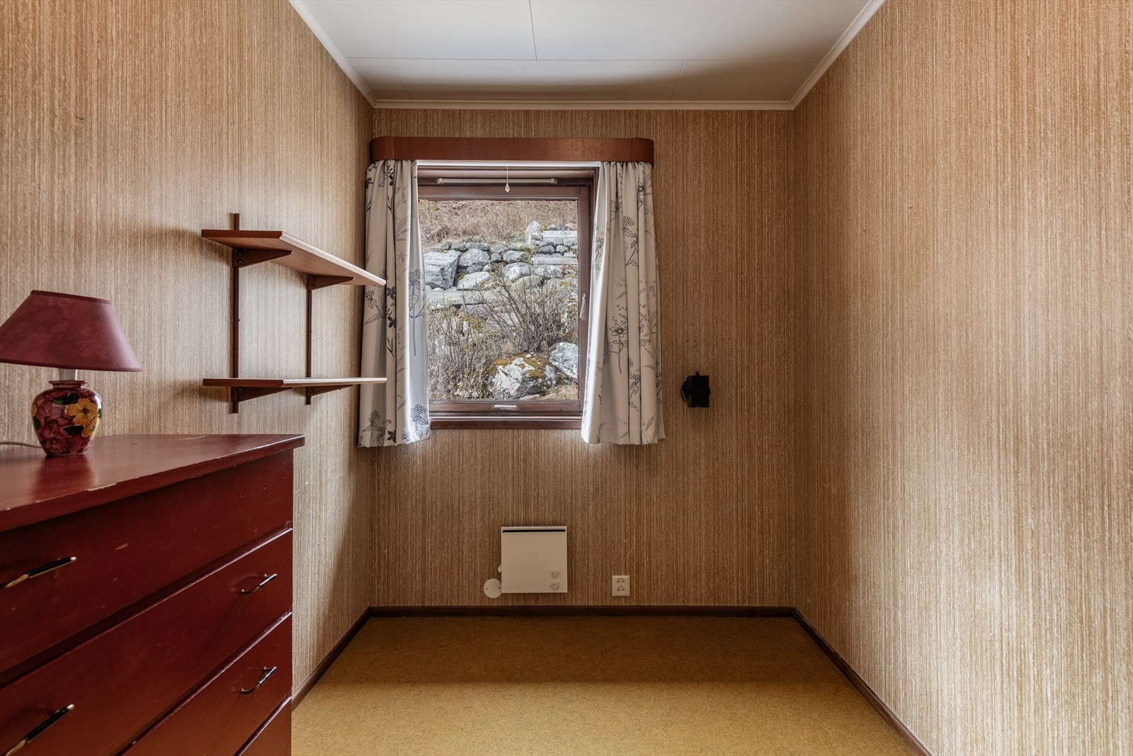Det andre soverommet i første etasje har plass til seng og oppbevaringsmøbler. Galleribilde