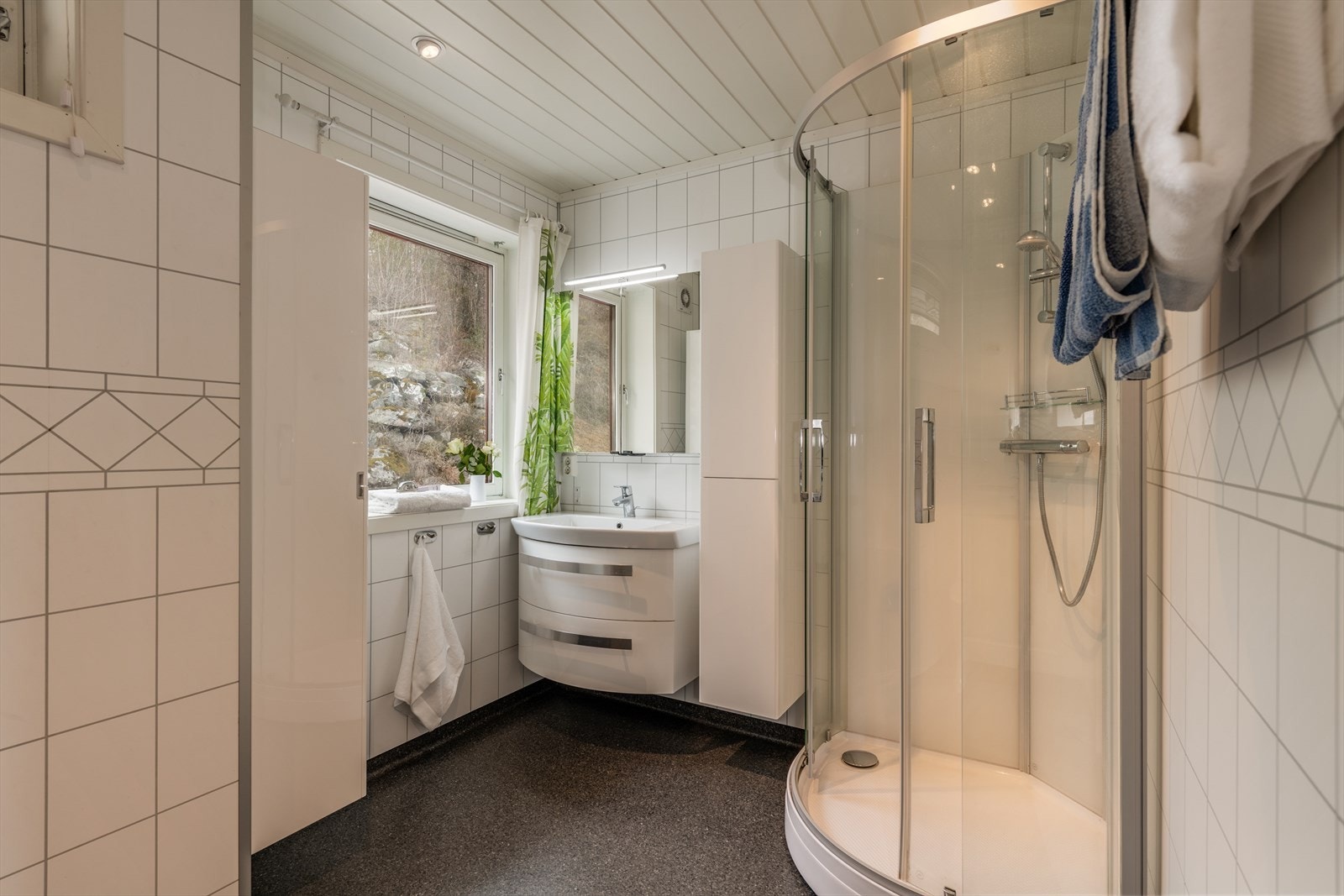 Badet i første etasje ble oppgradert i 2015 og har dusjkabinett og servantinnredning. Galleribilde