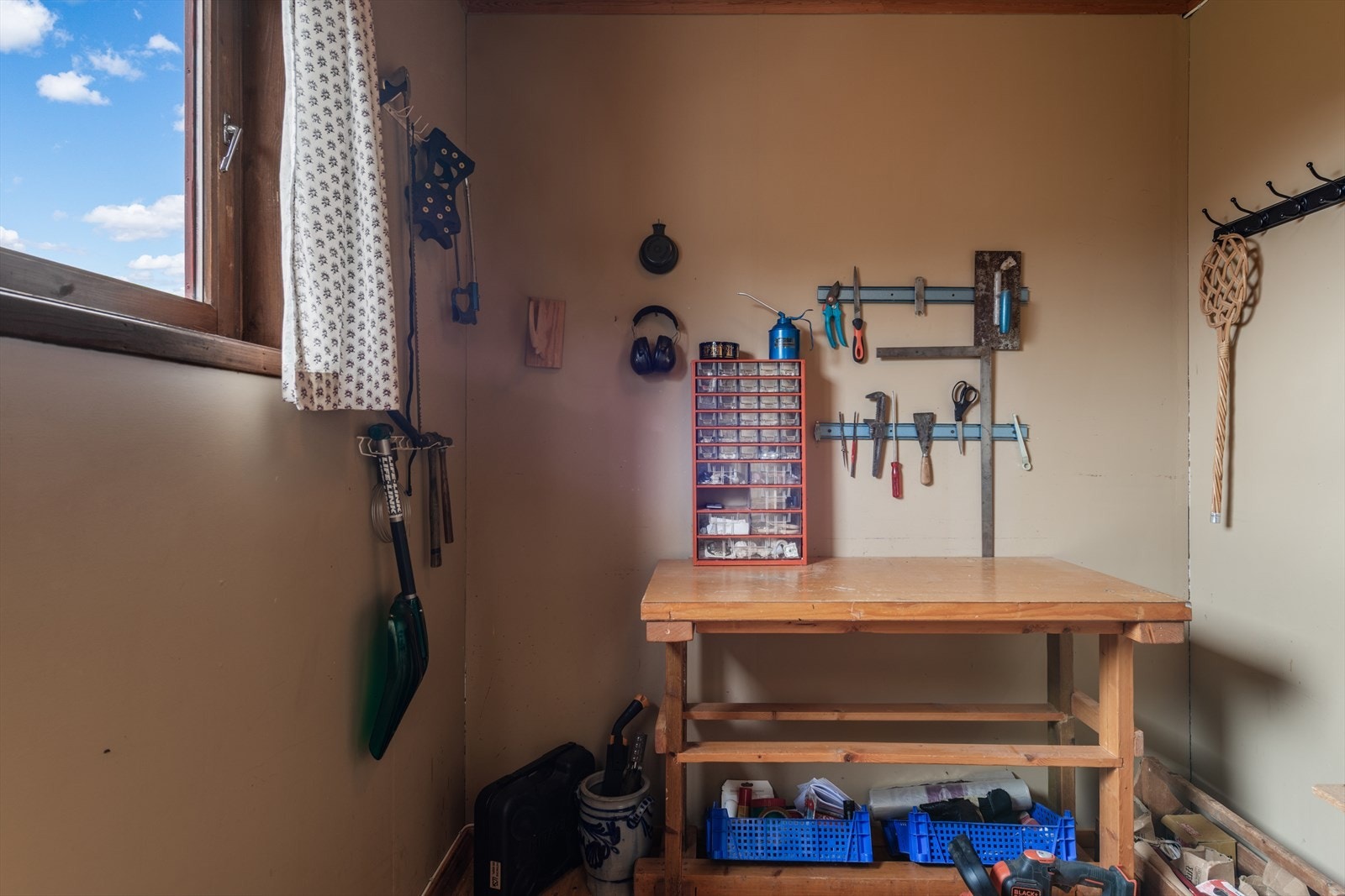 I kjelleren finnes et hobbyrom med plass til arbeidsbenk og oppbevaring. Galleribilde