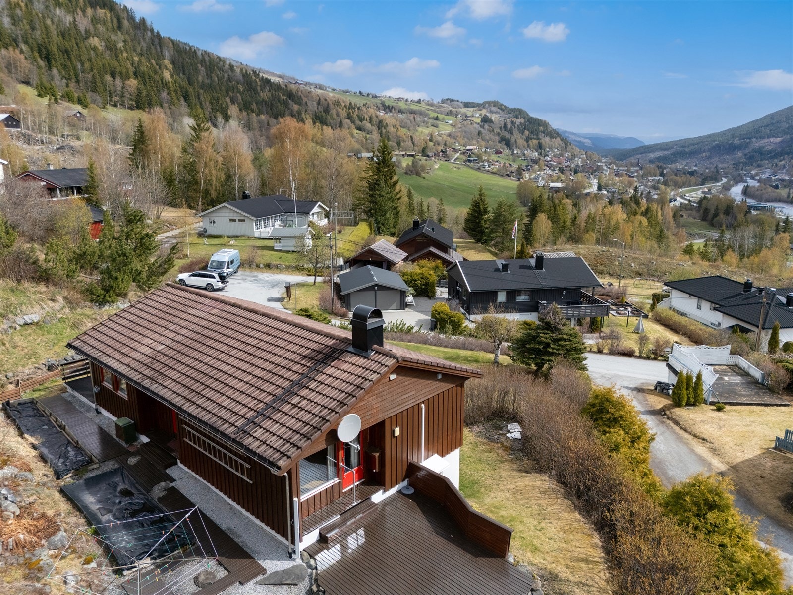 Fra eiendommen er det flott utsikt over dalen og Ål sentrum. Galleribilde