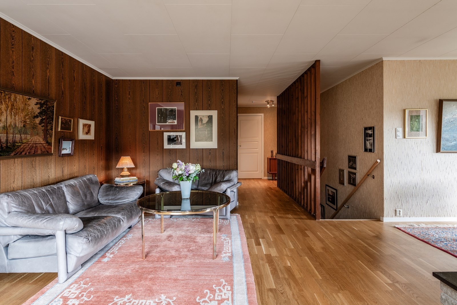 Stuen har en åpen og sosial planløsning, med god plass til møblering. Galleribilde