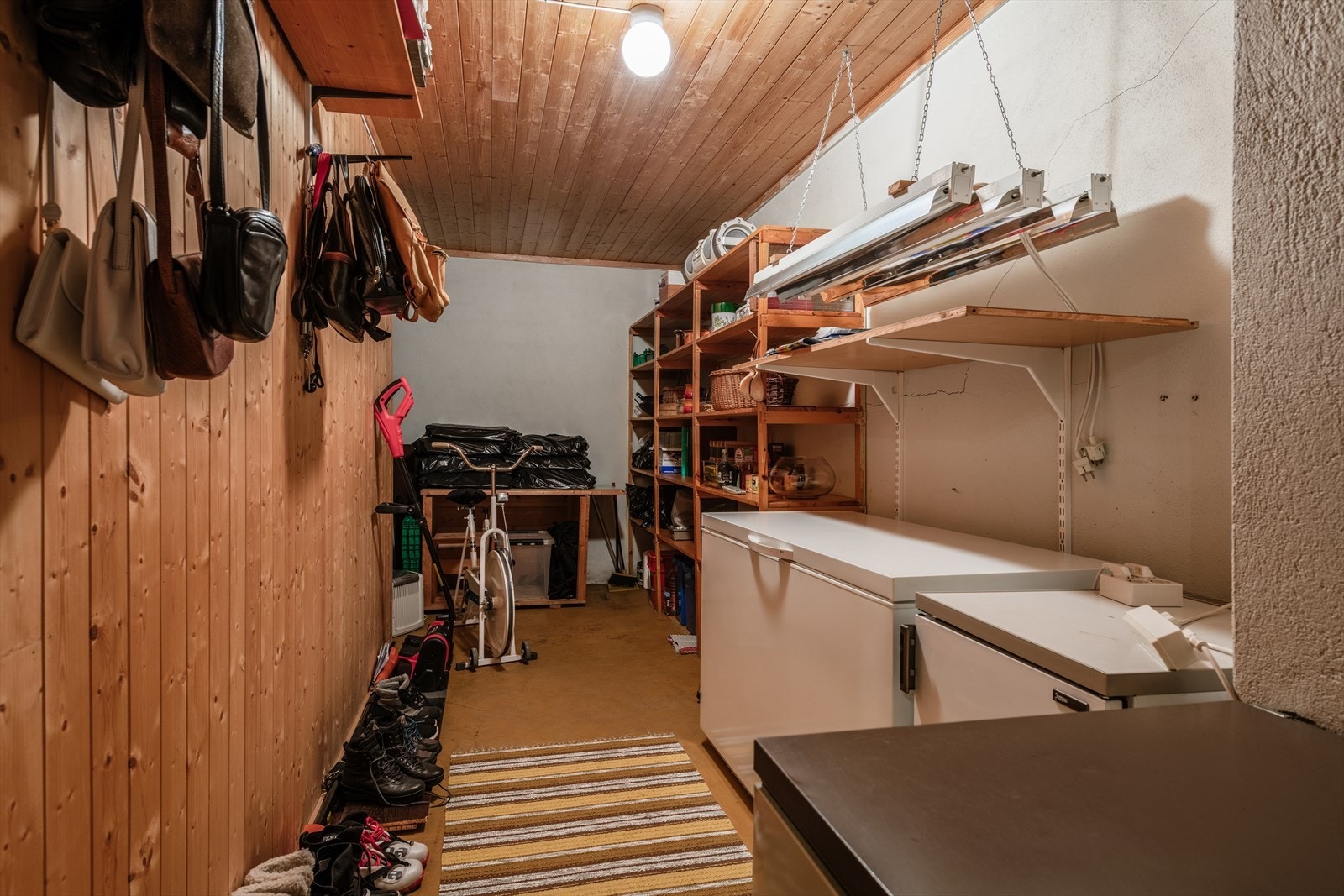 Romslig bod i kjelleren gir rikelig med lagringsplass. Galleribilde