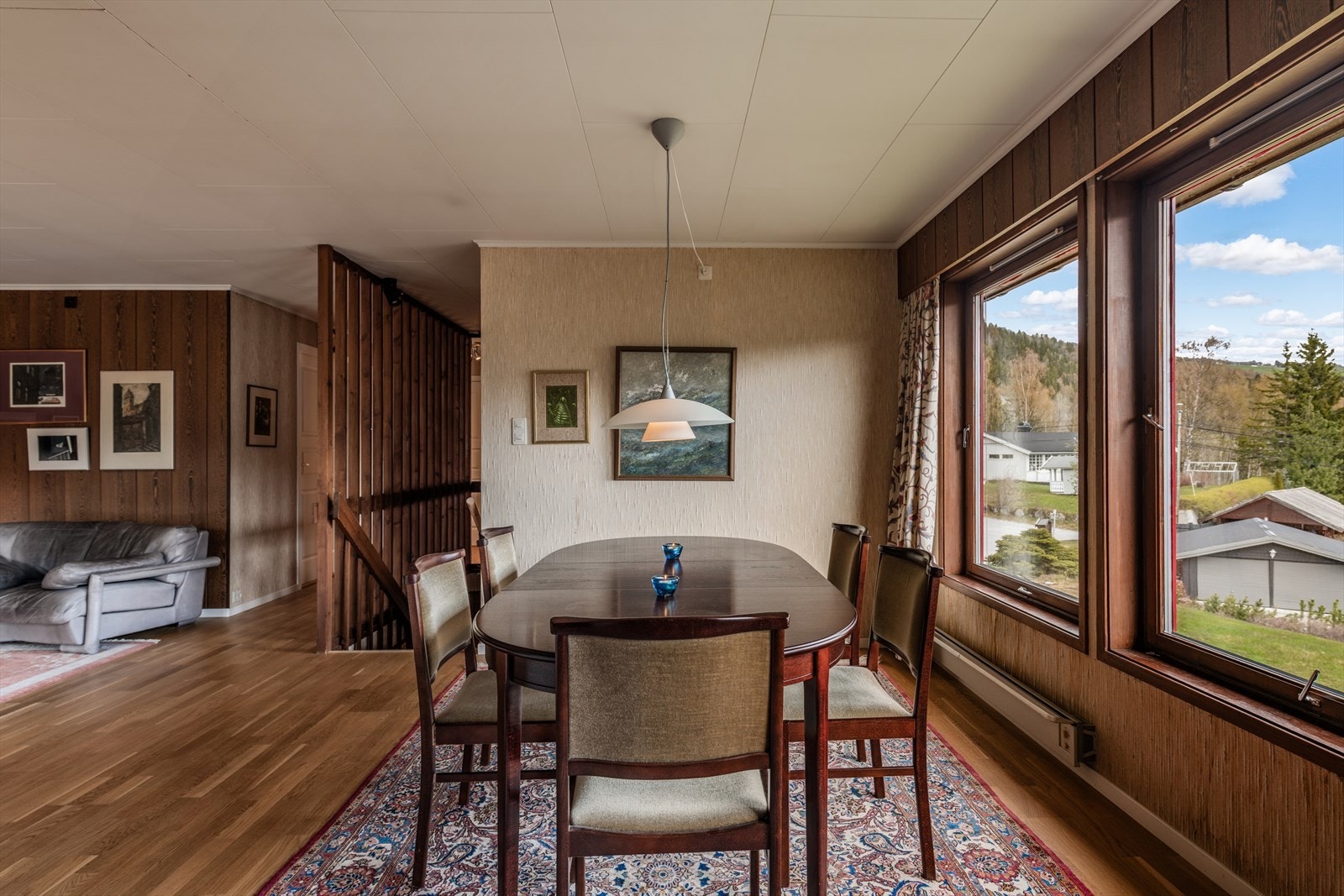 Vinduene i stuen gir godt med dagslys og rammer inn utsikten. Galleribilde