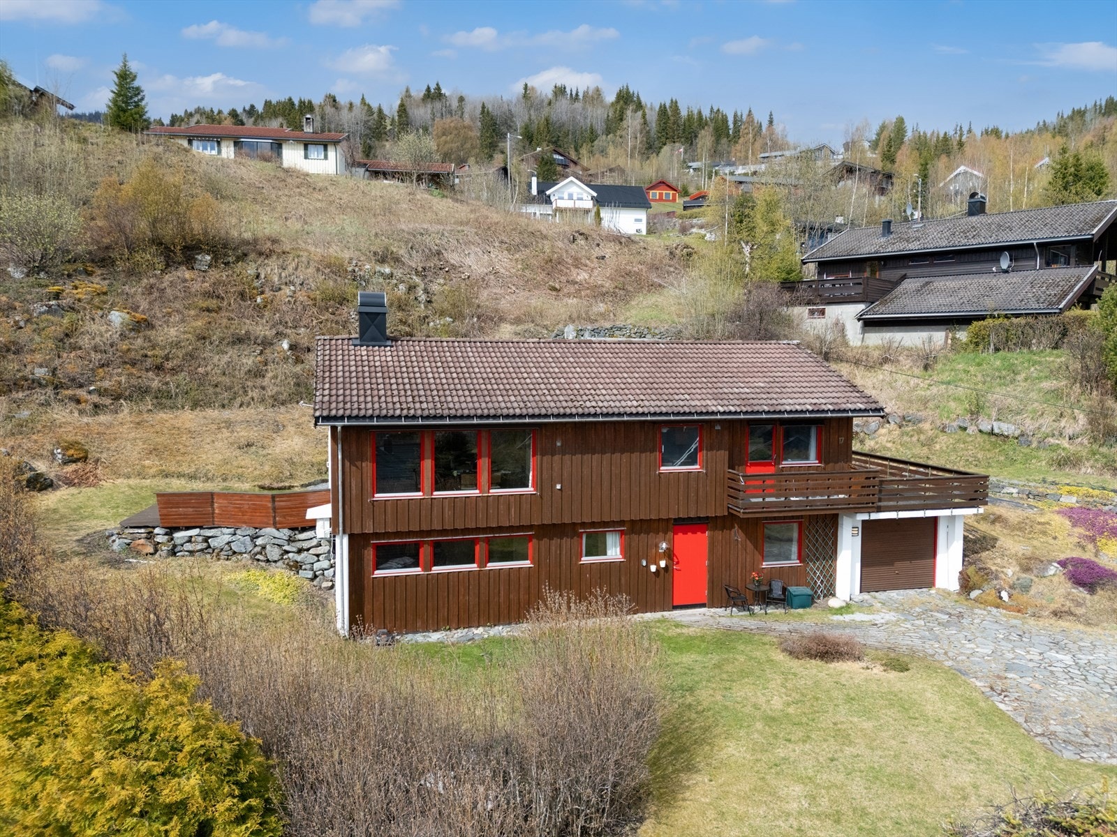 Eiendommen ligger i et etablert nabolag med lite gjennomgangstrafikk og kort vei sentrum. Flott utsikt og gode solforhold. Galleribilde