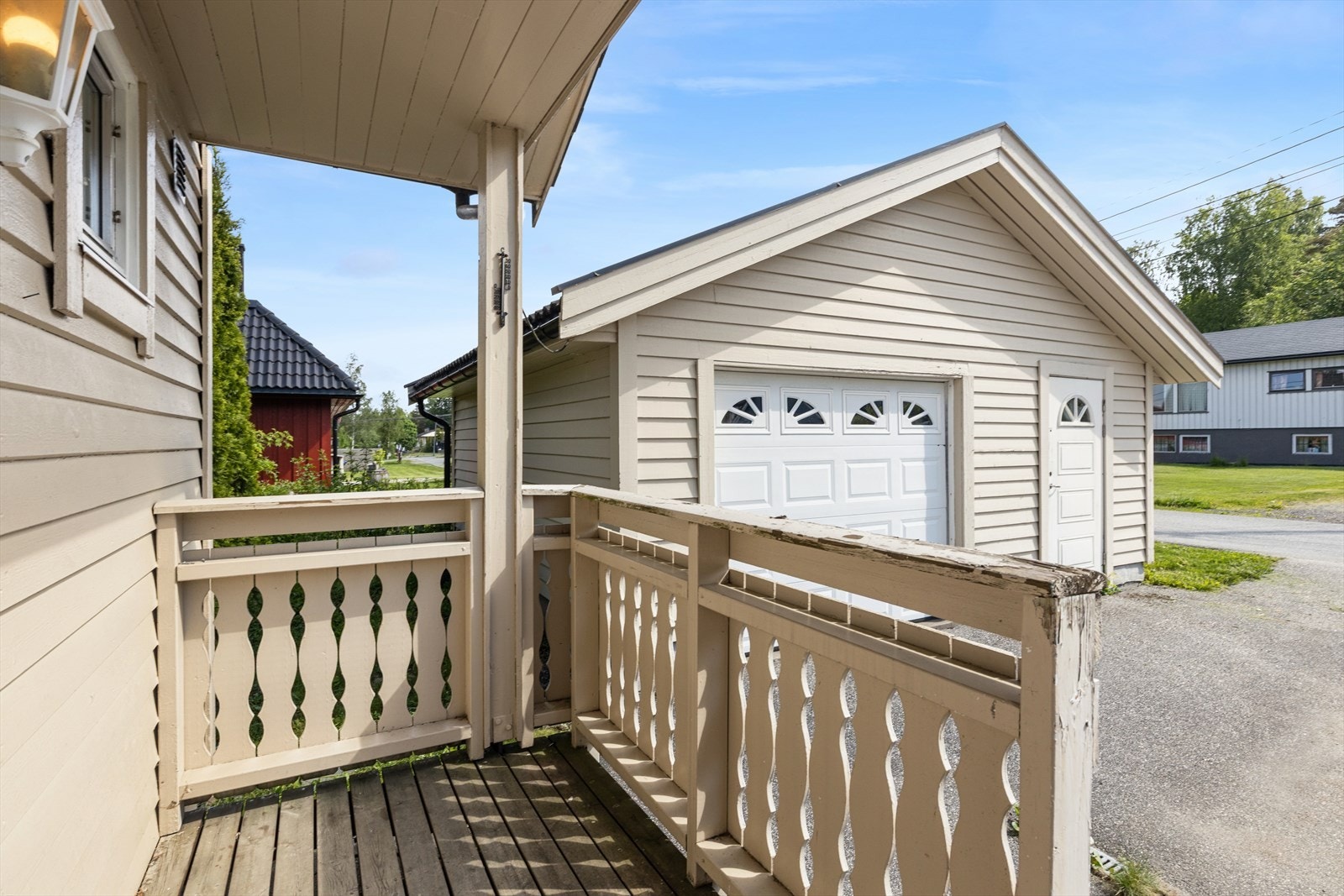 Boligen går over tre plan og ligger på en romslig, eiet tomt med gode solforhold og fine uteområder. Galleribilde