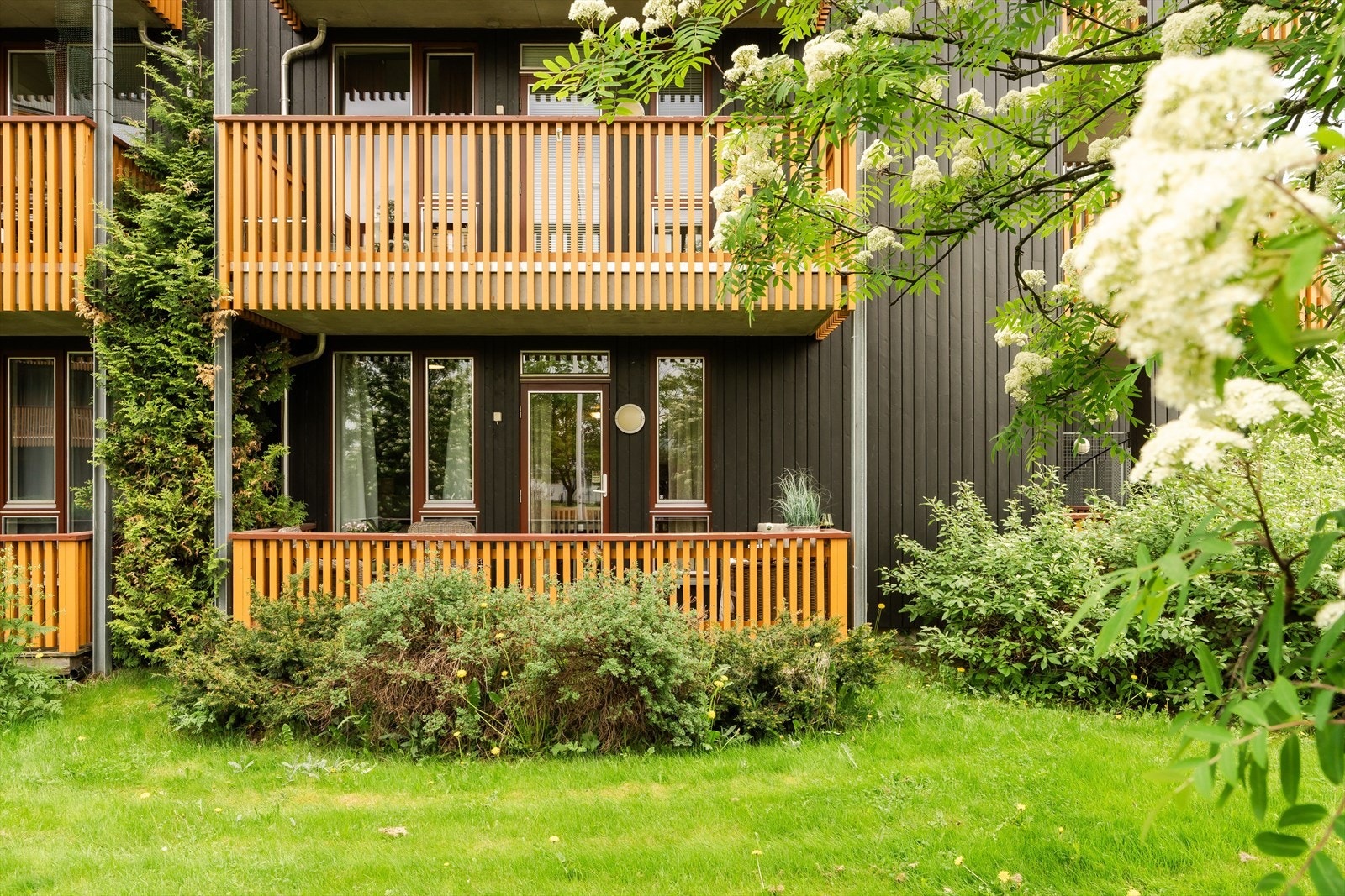Velholdt og pent opparbeidet fellesområde foran leiligheten. Galleribilde