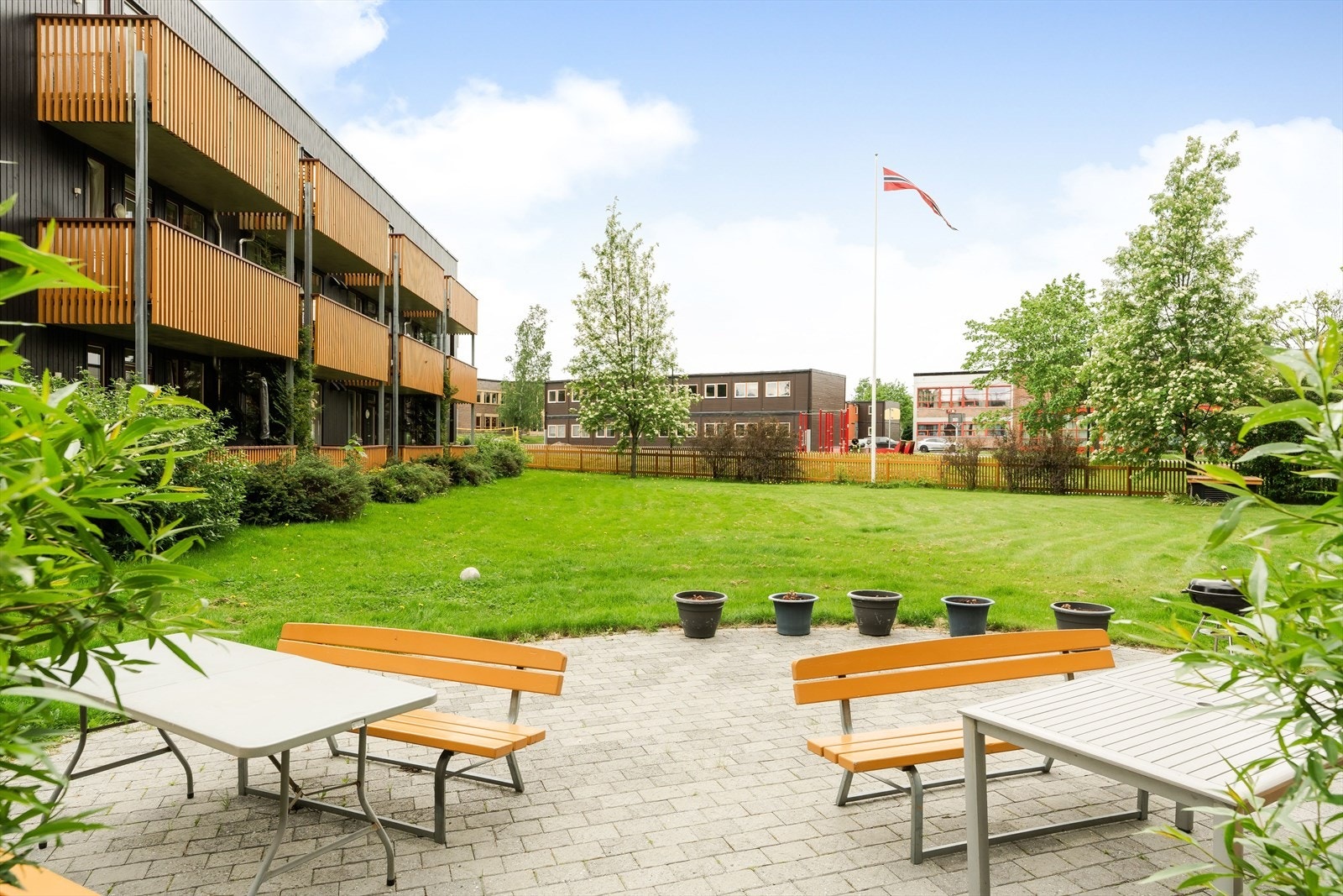 Borettslaget har flotte fellesområder og takterrasse i samme bygg som leiligheten. Velkommen til hyggelig visning! Galleribilde