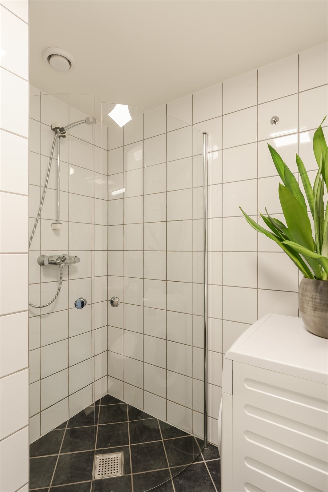 Badet er på 3,2 kvm og har en smart planløsning med dusjhjørne. Galleribilde
