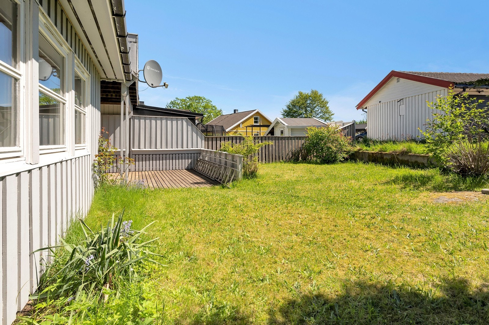 Romslig hage med plass til lek og morro Galleribilde