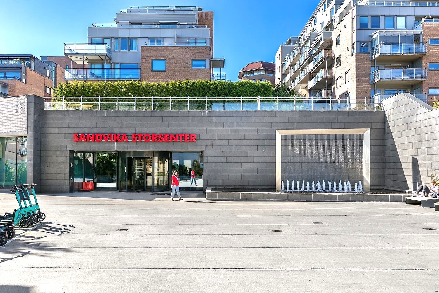 Kort avstand til Sandvika sentrum med togstasjon og bussterminal, samt alt av butikker og adkomst til kadettangen og Kalvøya Galleribilde
