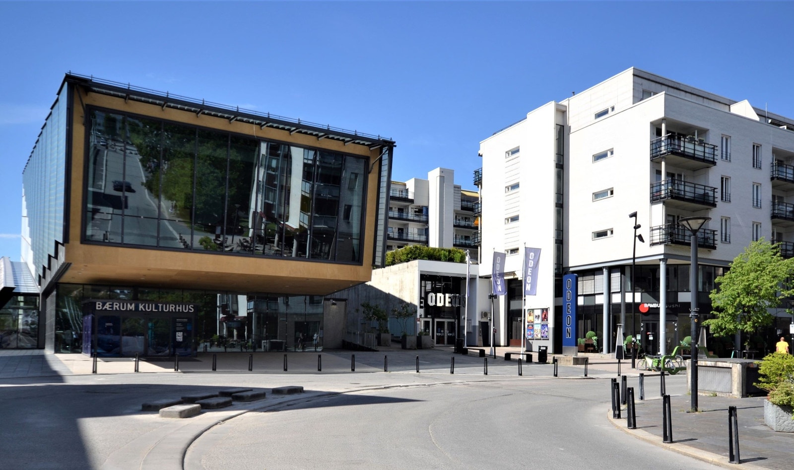 Kort avstand til Sandvika sentrum med togstasjon og bussterminal, samt alt av butikker og adkomst til kadettangen og Kalvøya Galleribilde