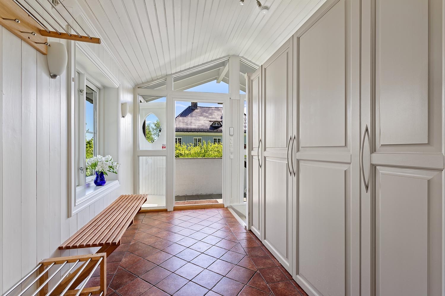 Stor hall med garderobe Galleribilde