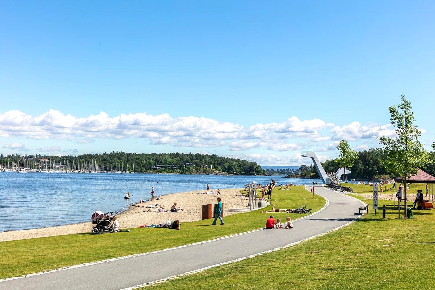 Kort avstand til Sandvika sentrum med togstasjon og bussterminal, samt alt av butikker og adkomst til kadettangen og Kalvøya Galleribilde