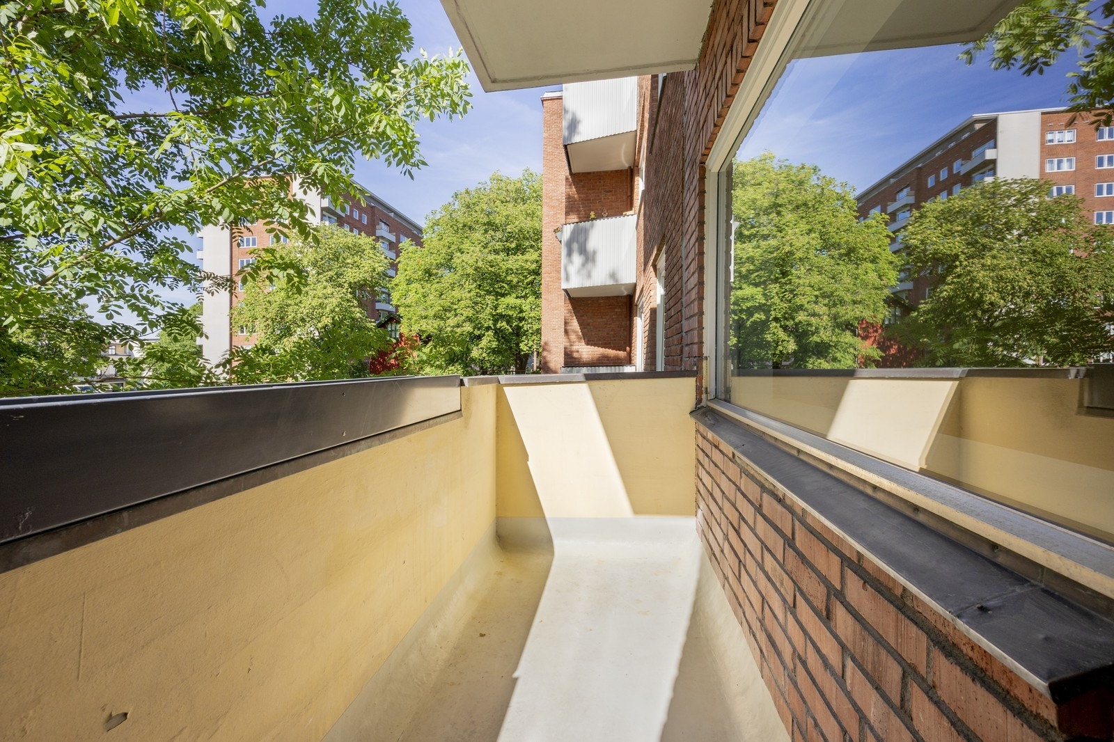 Romslig balkong med ettermiddagssol. Galleribilde