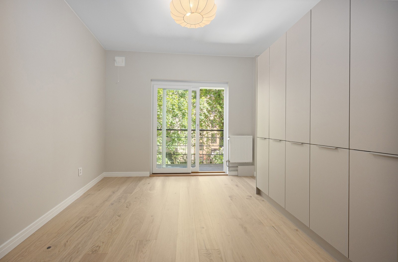 Hovedsoverom med stor garderobe og utgang til balkong. Galleribilde