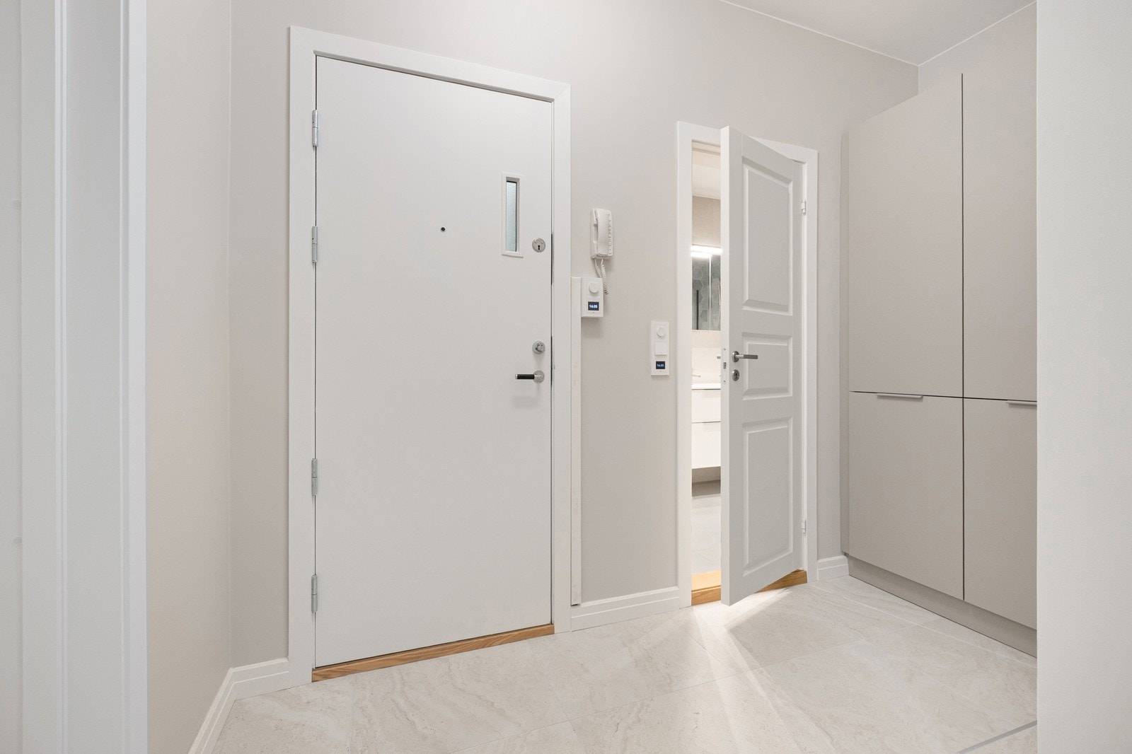 Entré med flislagt gulv og romslig garderobe. Galleribilde