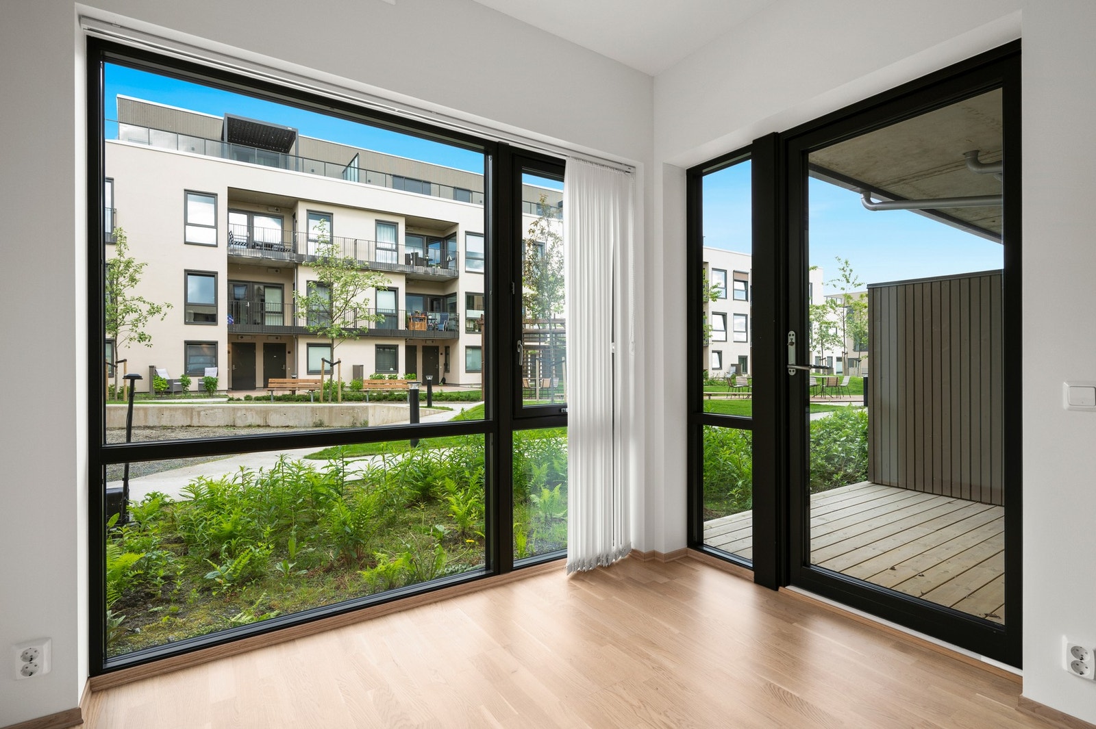Store 3-lags vinduer på stuen som gir rikelig med naturlig lysinnslipp. Galleribilde