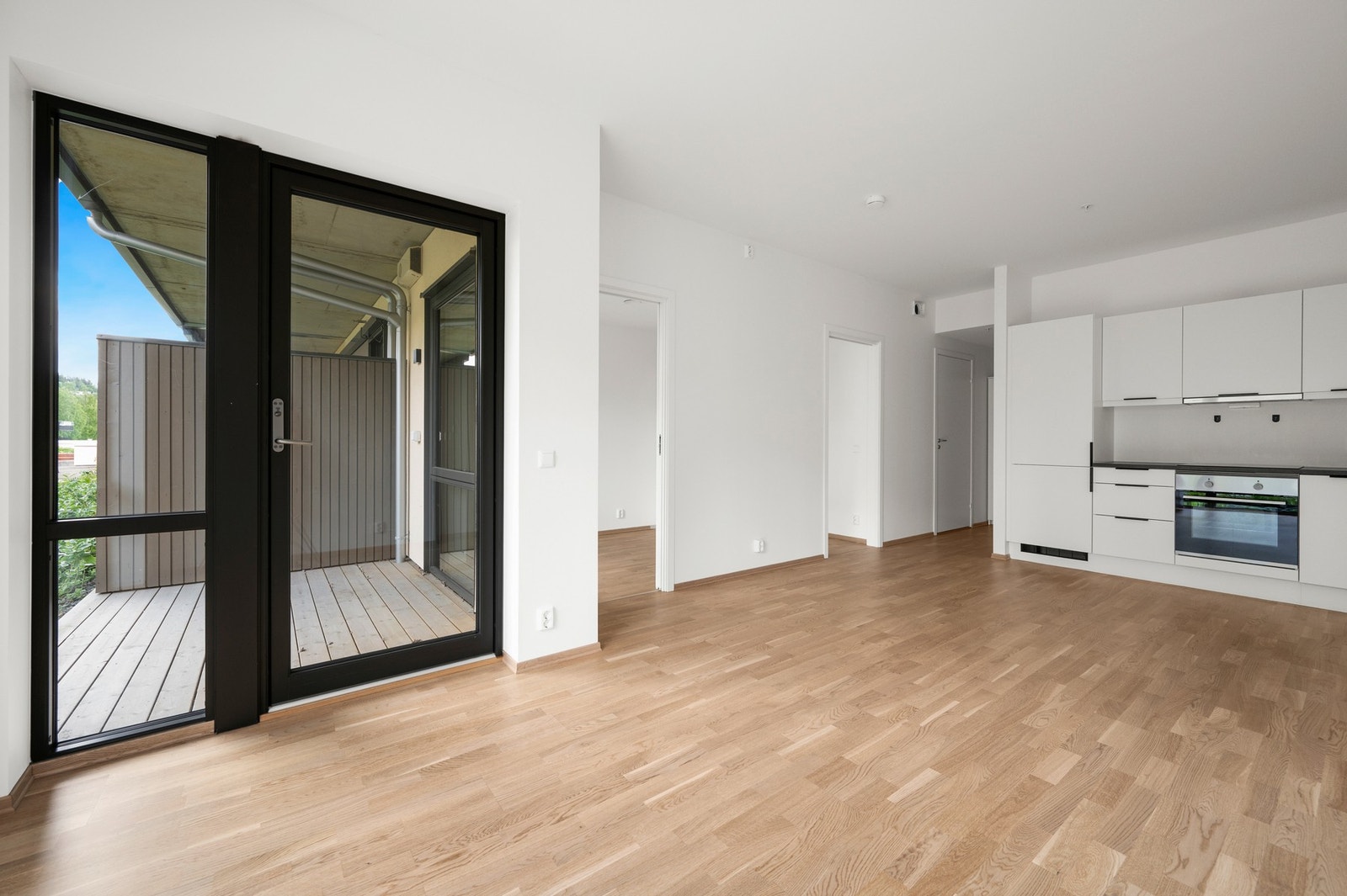 Stuen er malt i lyse fine farger og fremstår som moderne. Galleribilde