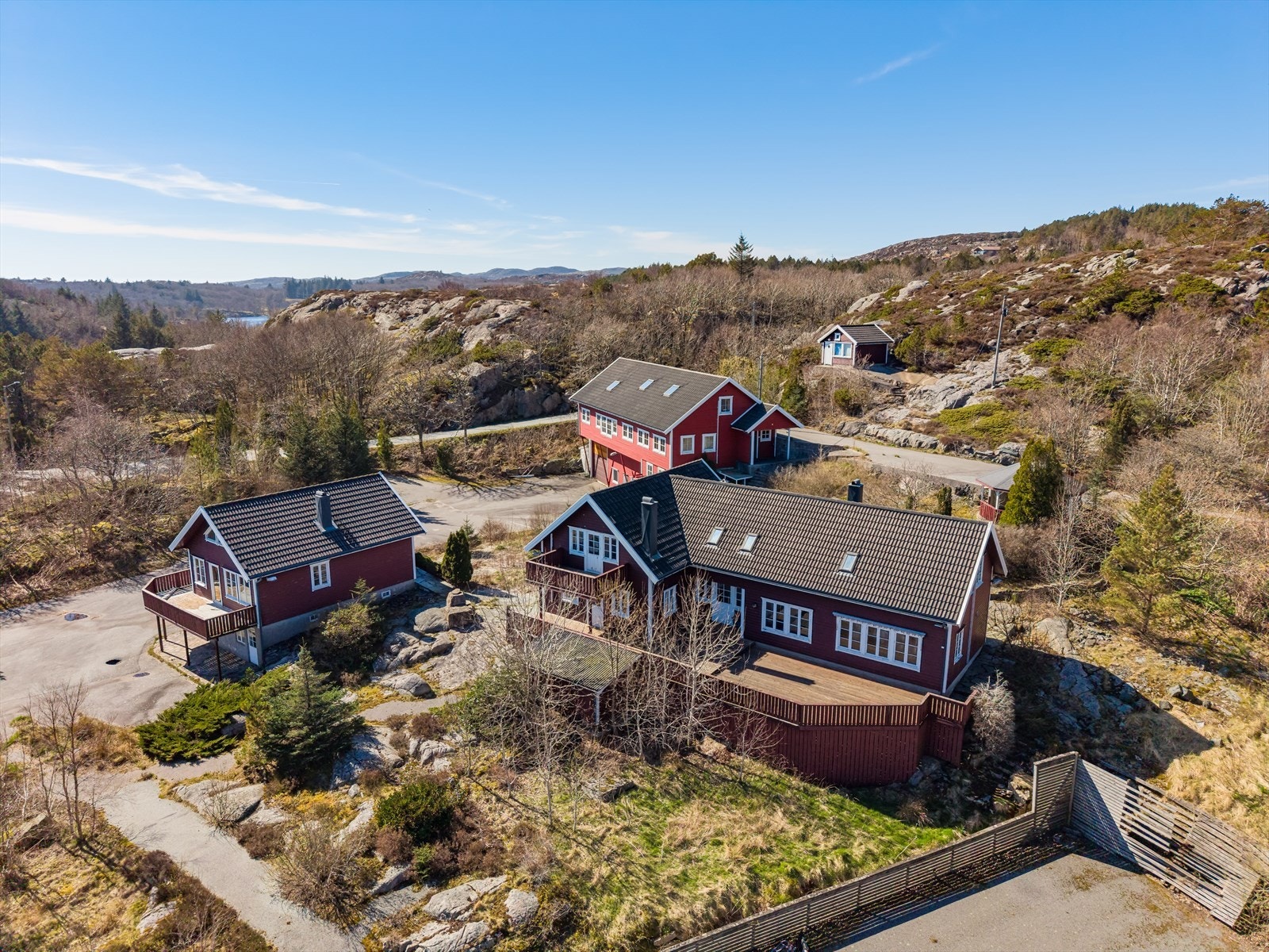 Eiendommen består av tre frittstående bygninger. Galleribilde