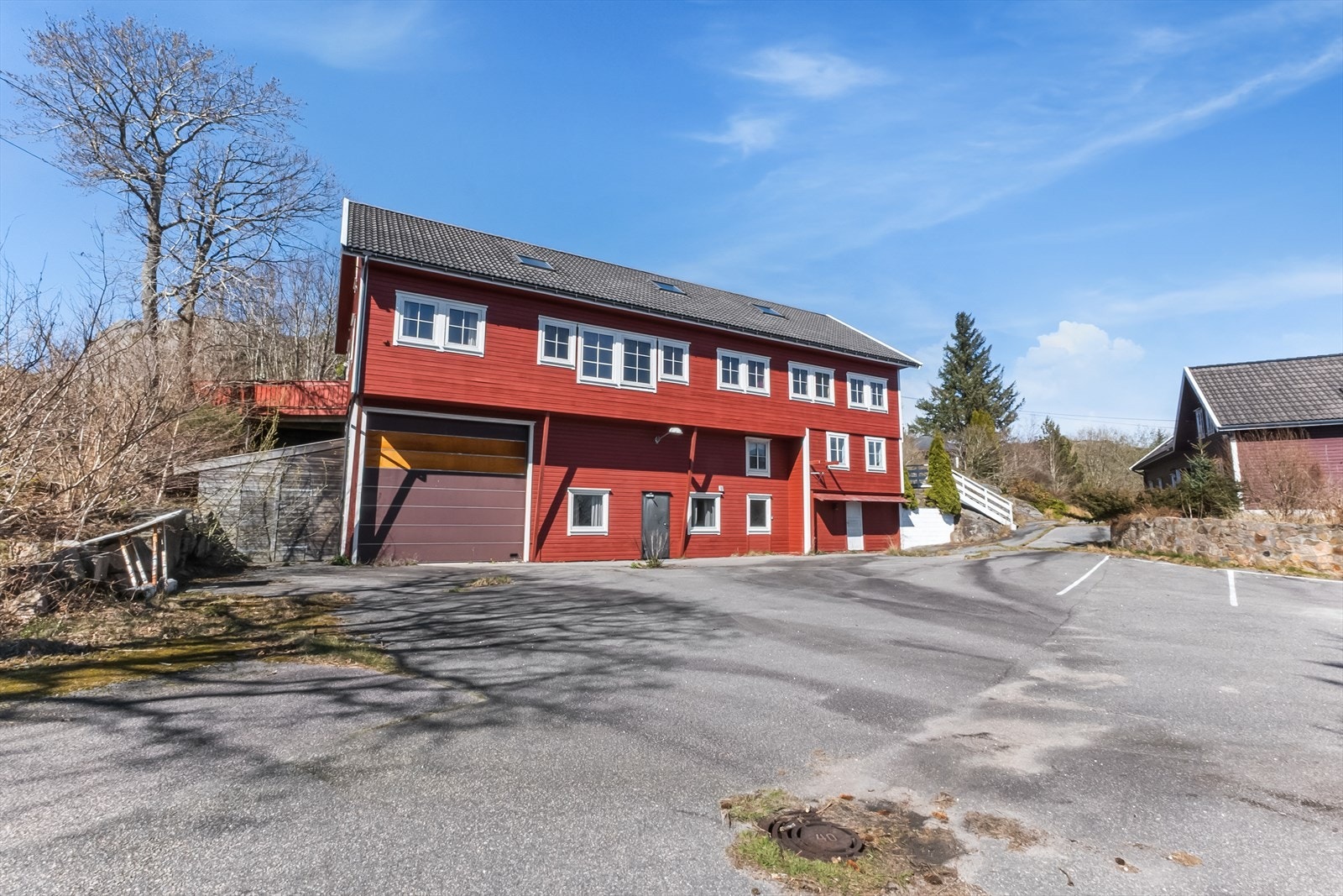 Bygg 3: Boligbygg fra 1992 med flere boenheter, kontorer og garasje/lager Galleribilde