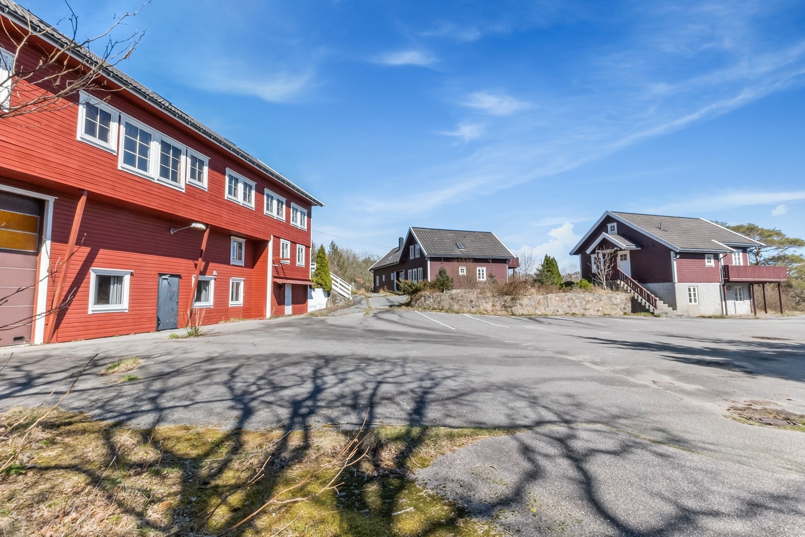 Bygget går over tre etasjer med hems. BRAi: 252 kvm. BRAe: 210 kvm Galleribilde