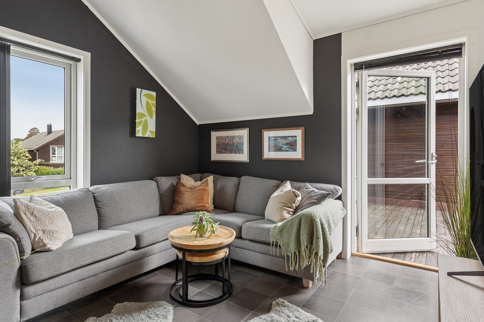 Koselig loftstue med utgang til veranda. Galleribilde
