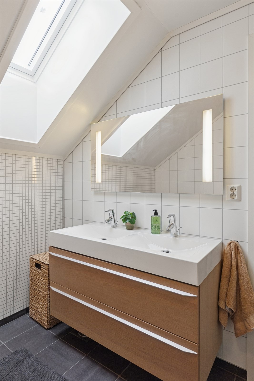 Badet har speil med integrert lys og god skapplass. Galleribilde