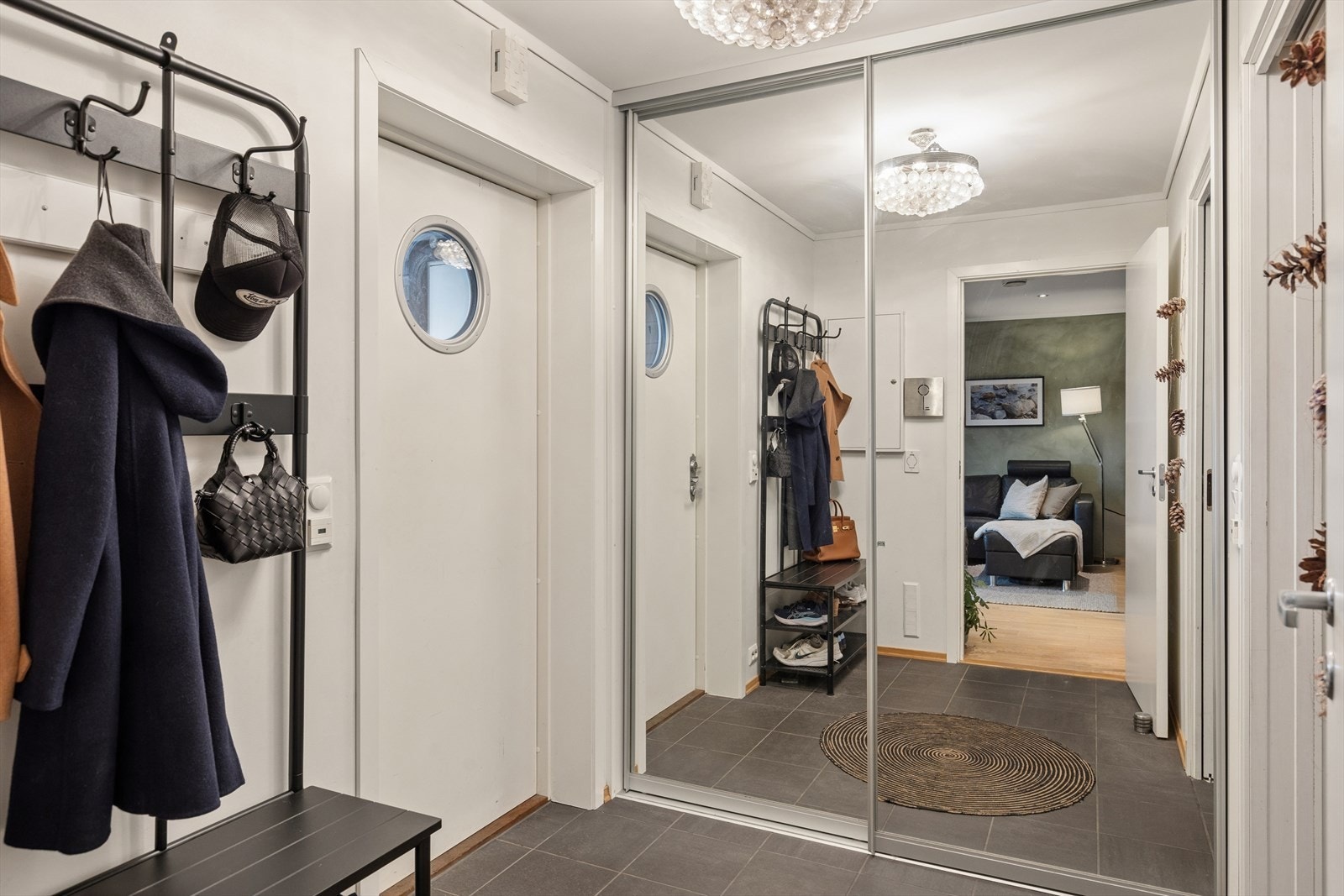 Velkommen inn - gang med god plass til oppbevaring. Galleribilde