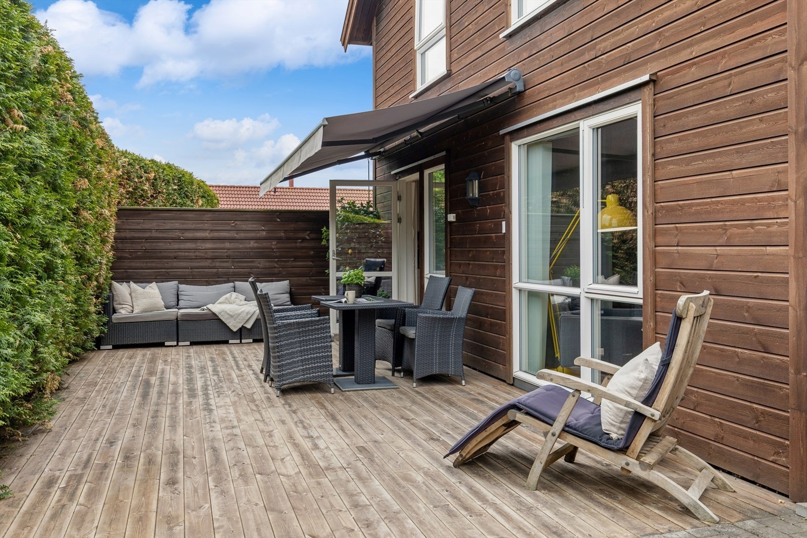 Verandaen på baksiden av boligen oppleves som en forlengelse av kjøkkenet og stuen. Galleribilde