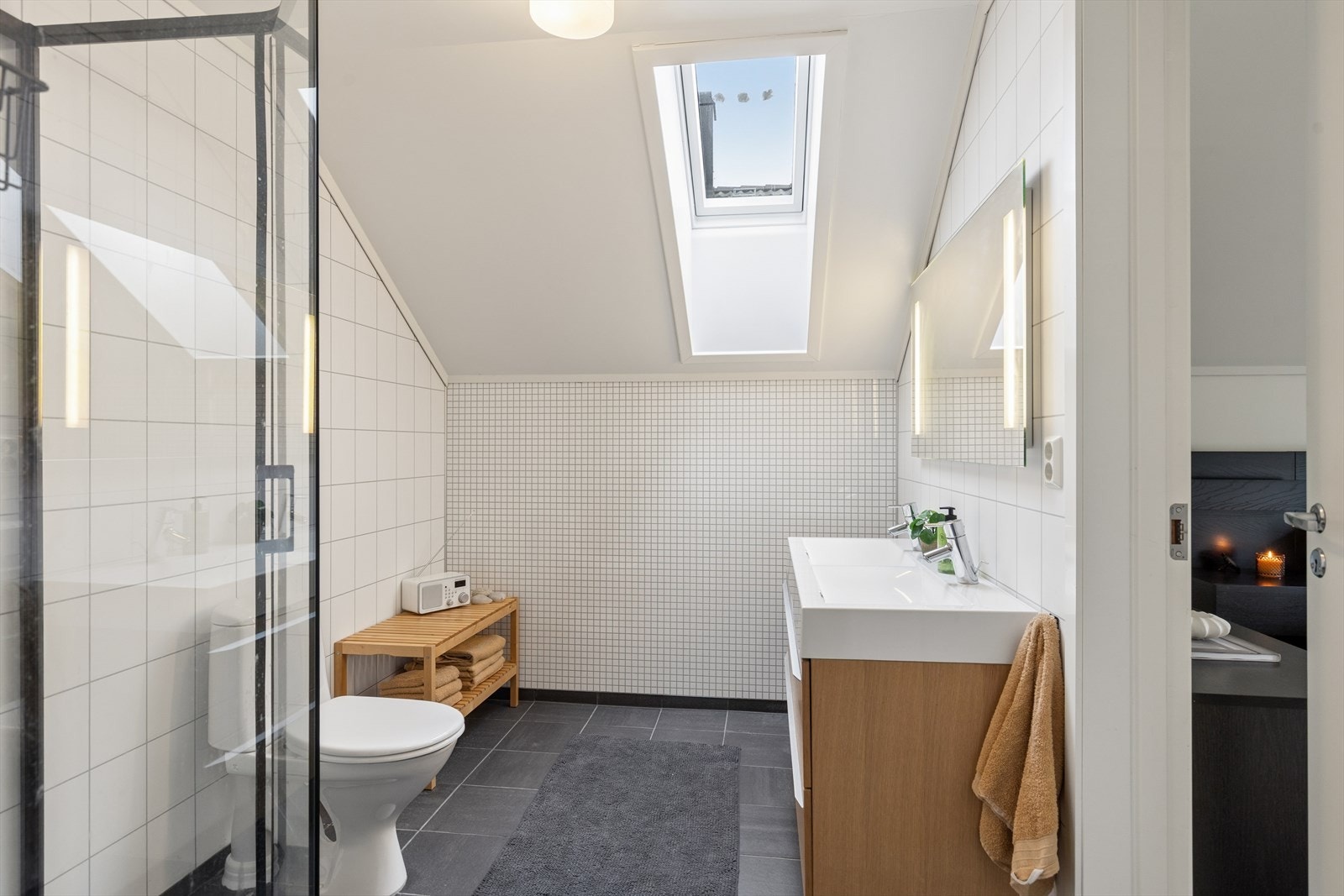 Badet har dusj med glassvegg og stilrent uttrykk. Galleribilde