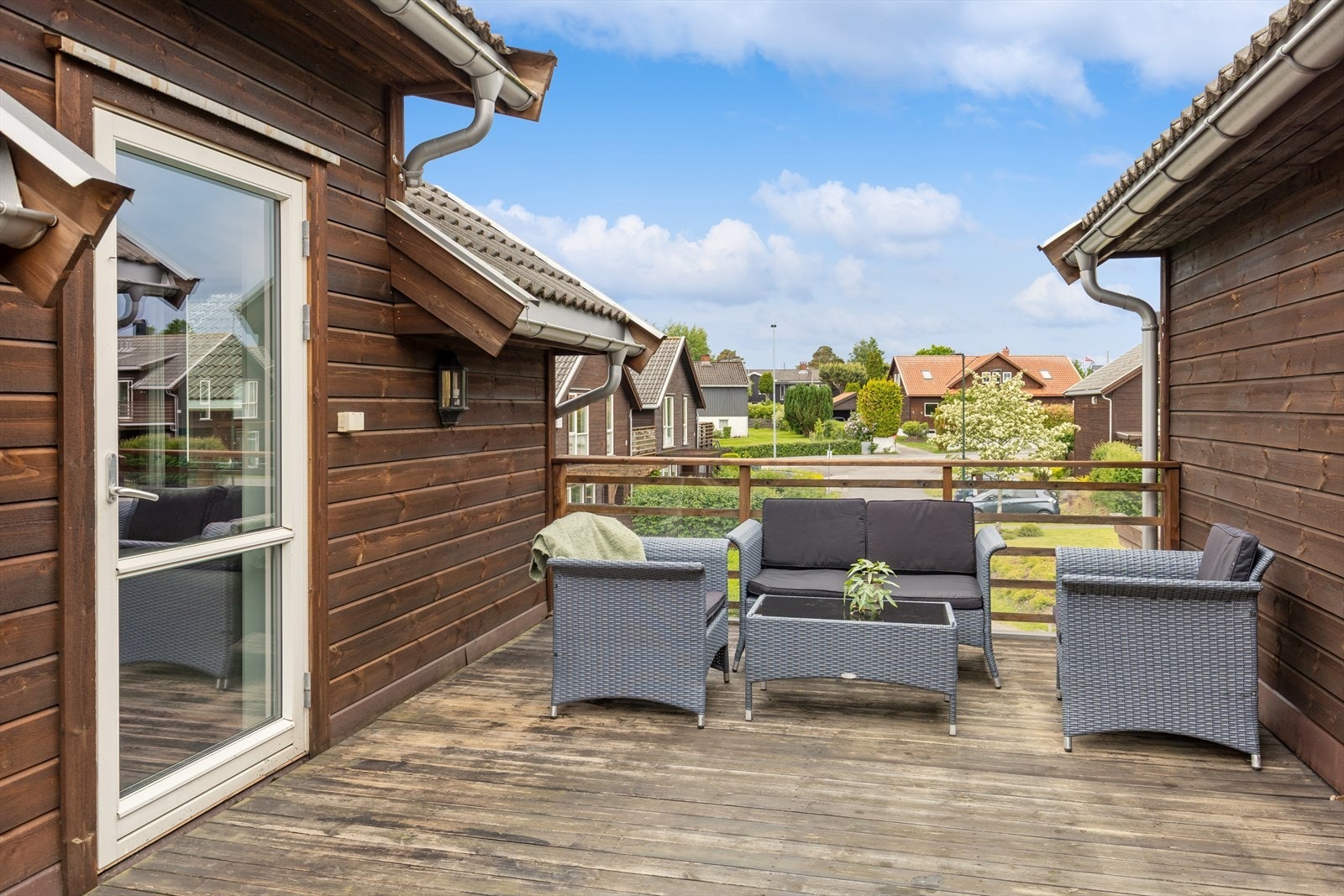 Veranda med god plass til sittegruppe og inngang til loftstue. Galleribilde
