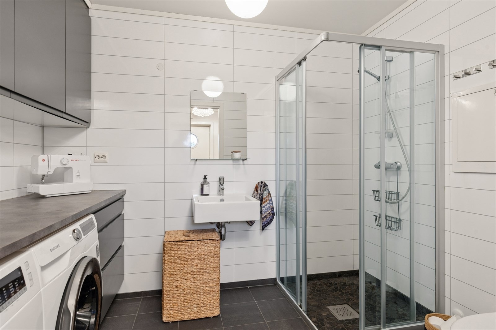 Stort bad med plass til vaskemaskin og tørketrommel. Galleribilde