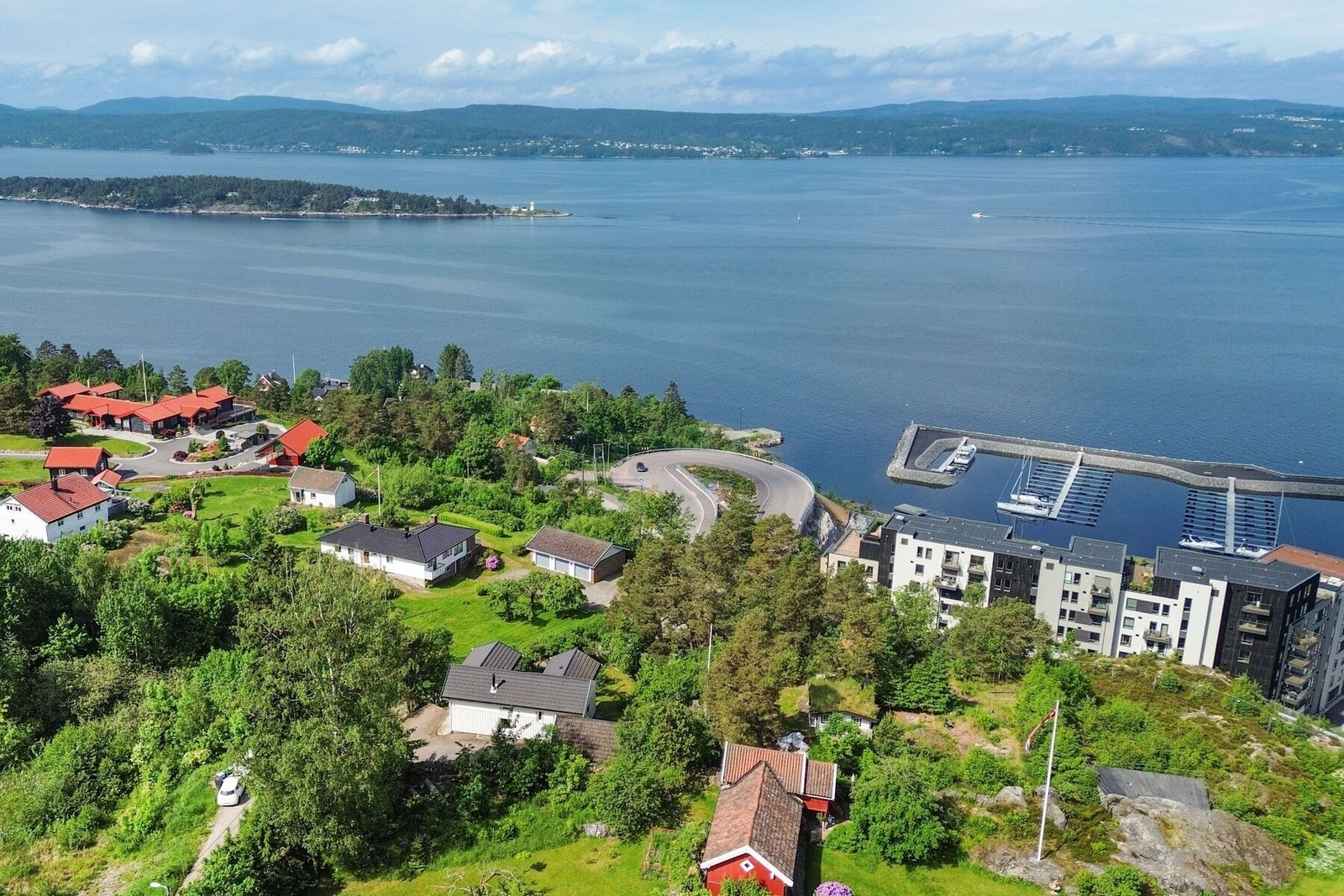 Fra eiendommen er det kun 6-7 minutters gange til velstranda, badestrand, båtplasser og restauranten i Spro Havn. Galleribilde