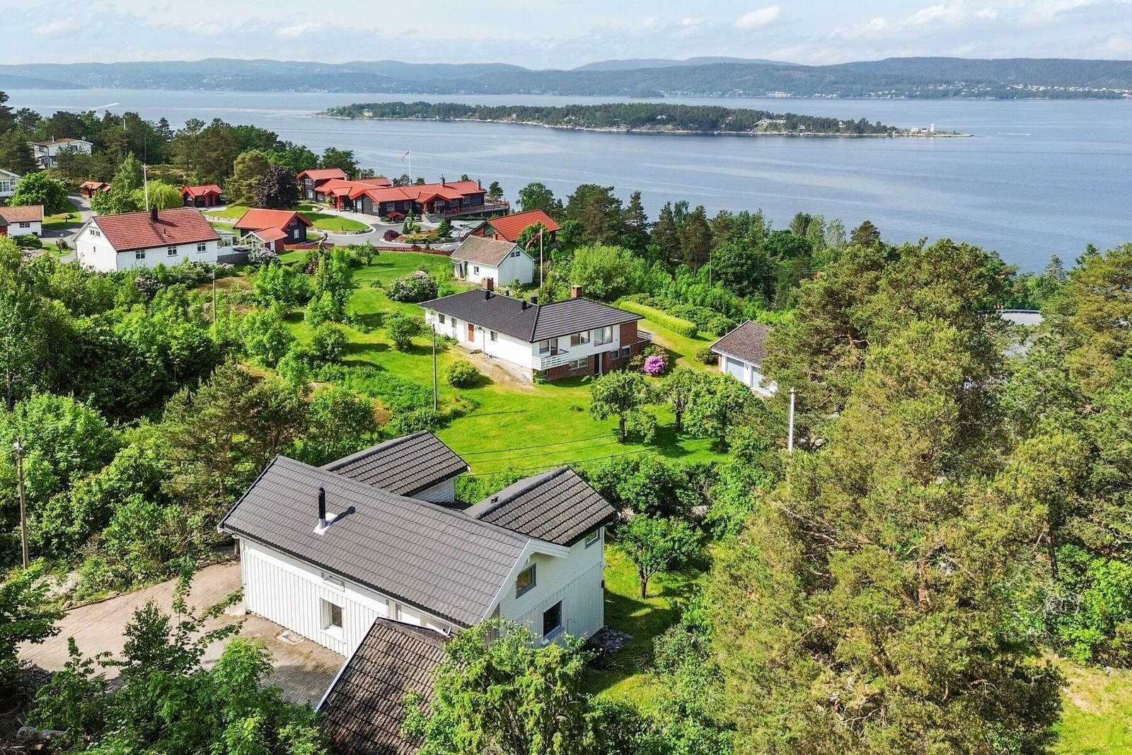 Fra eiendommen er det utsyn mot både fjord og omkringliggende landskap. Galleribilde