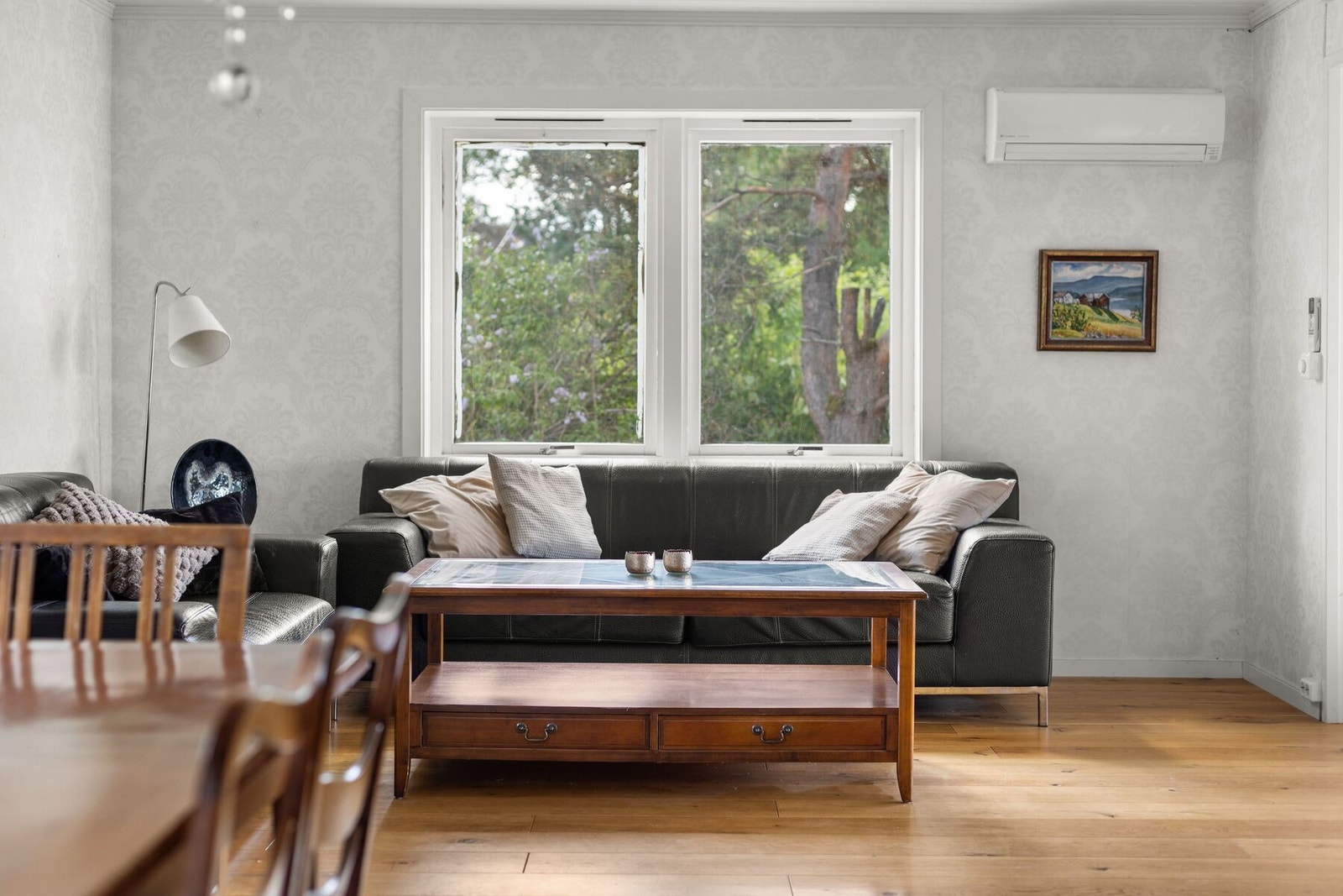 Her er det god plass til både sofagruppe og hyggelige sammenkomster med familie og venner. Galleribilde