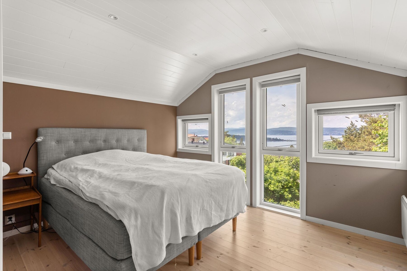 Romslig hovedsoverom med store vindusflater og flott utsikt mot fjorden. Rommet har en rolig beliggenhet og god plass til dobbeltseng og oppbevaringsløsninger. Galleribilde