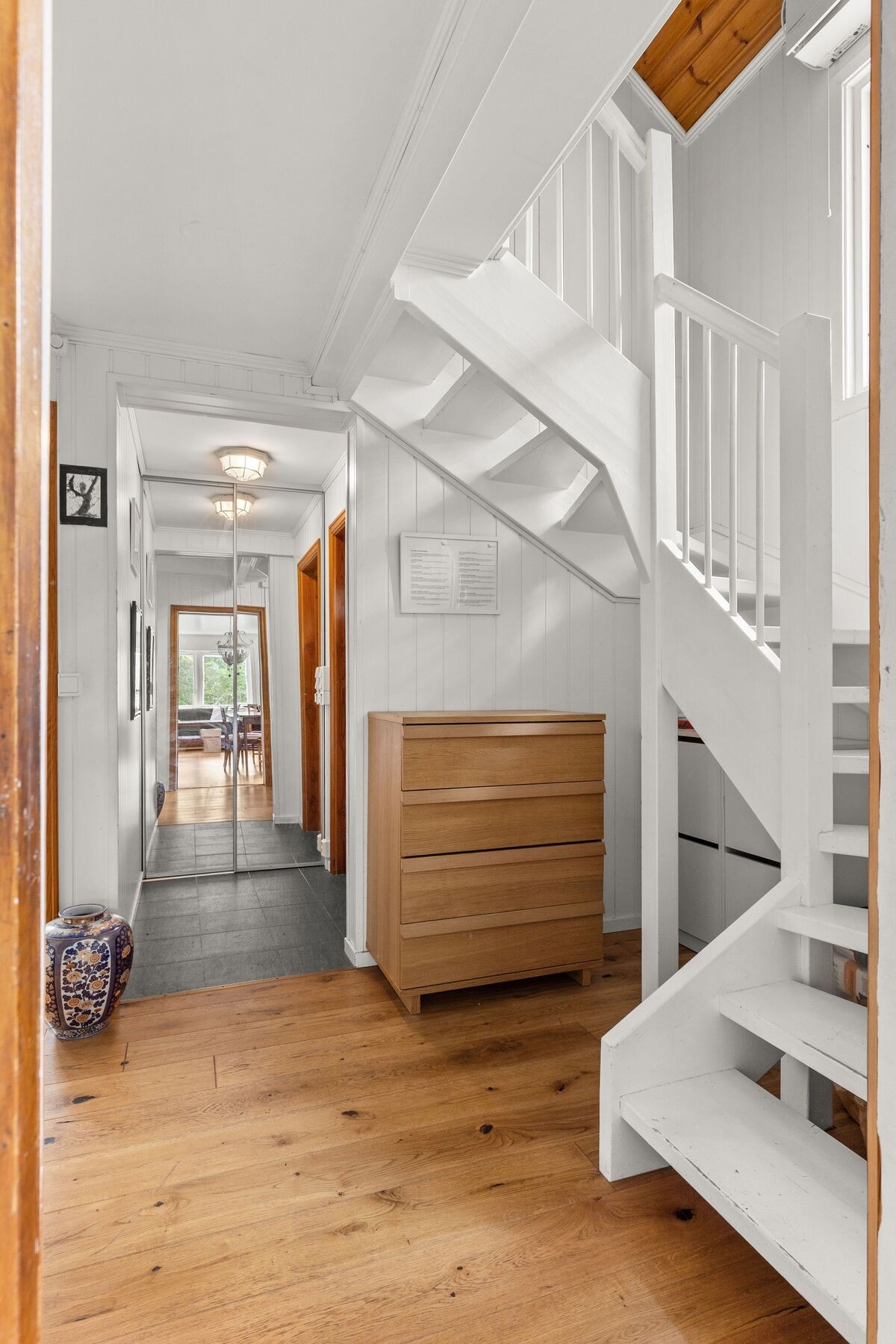 Fra entréen leder trappen opp til boligens andre etasje. Hallen fremstår lys og innbydende med god forbindelse mellom etasjene. Galleribilde