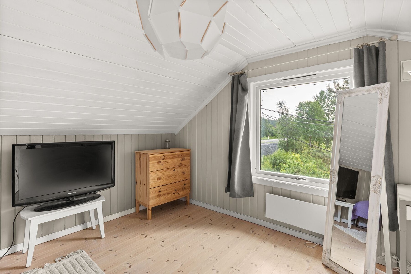 Praktisk soverom med plass til seng og oppbevaring. Egner seg godt som barnerom, gjesterom eller arbeidsrom etter behov. Galleribilde