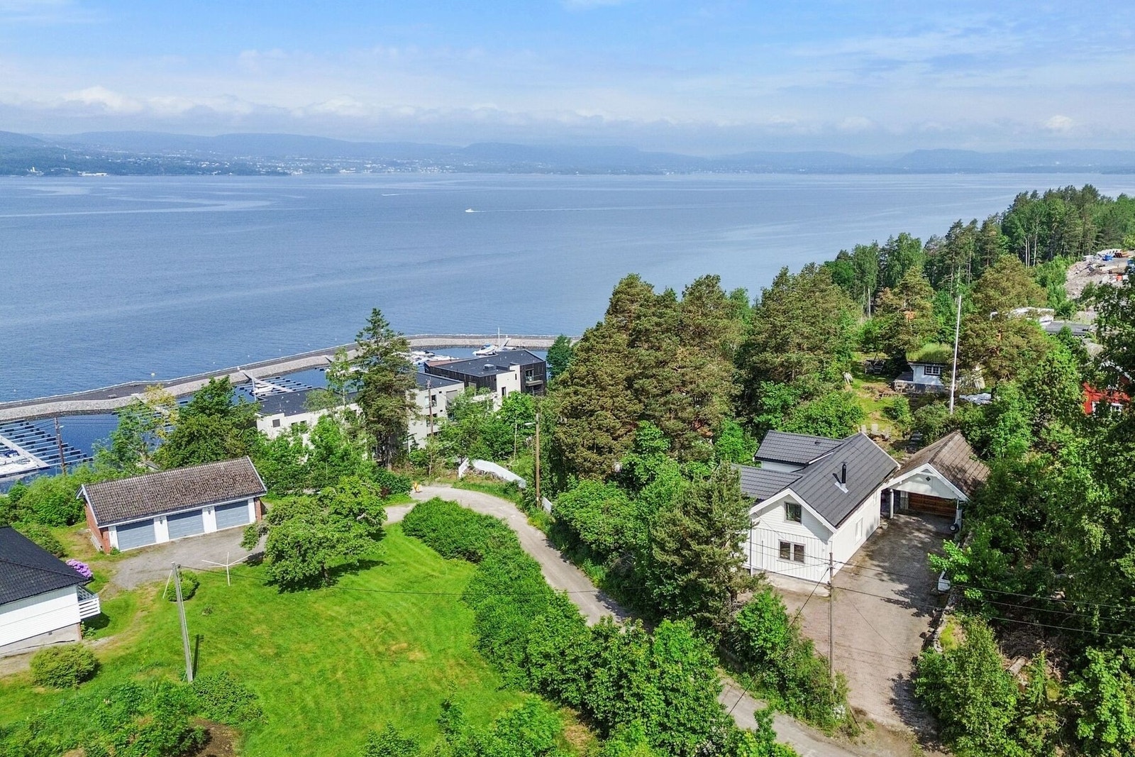 Eiendommen ligger i attraktive Spro, et veletablert område kjent for sin nærhet til sjøen, flotte turmuligheter og vakre omgivelser langs Oslofjorden. Galleribilde