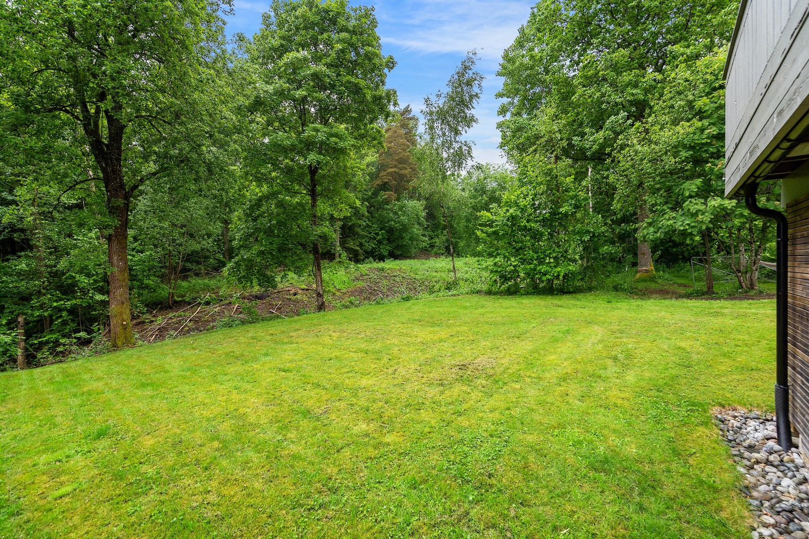 Eiendommen grenser mot Byskogen som har flere fine turstier (adkomst like ved) Galleribilde