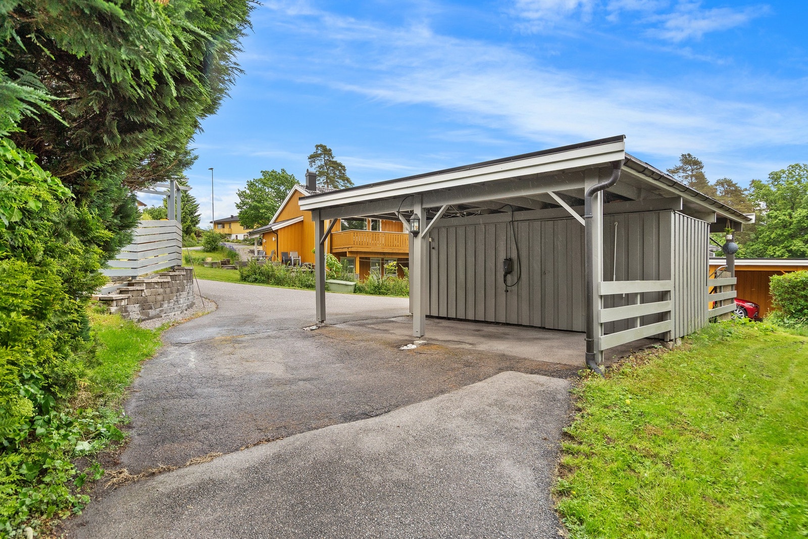 Boligen disponerer carport med montert elbillader, samt sportsbod. Ellers parkeringsmuligheter utenfor carporten. Galleribilde