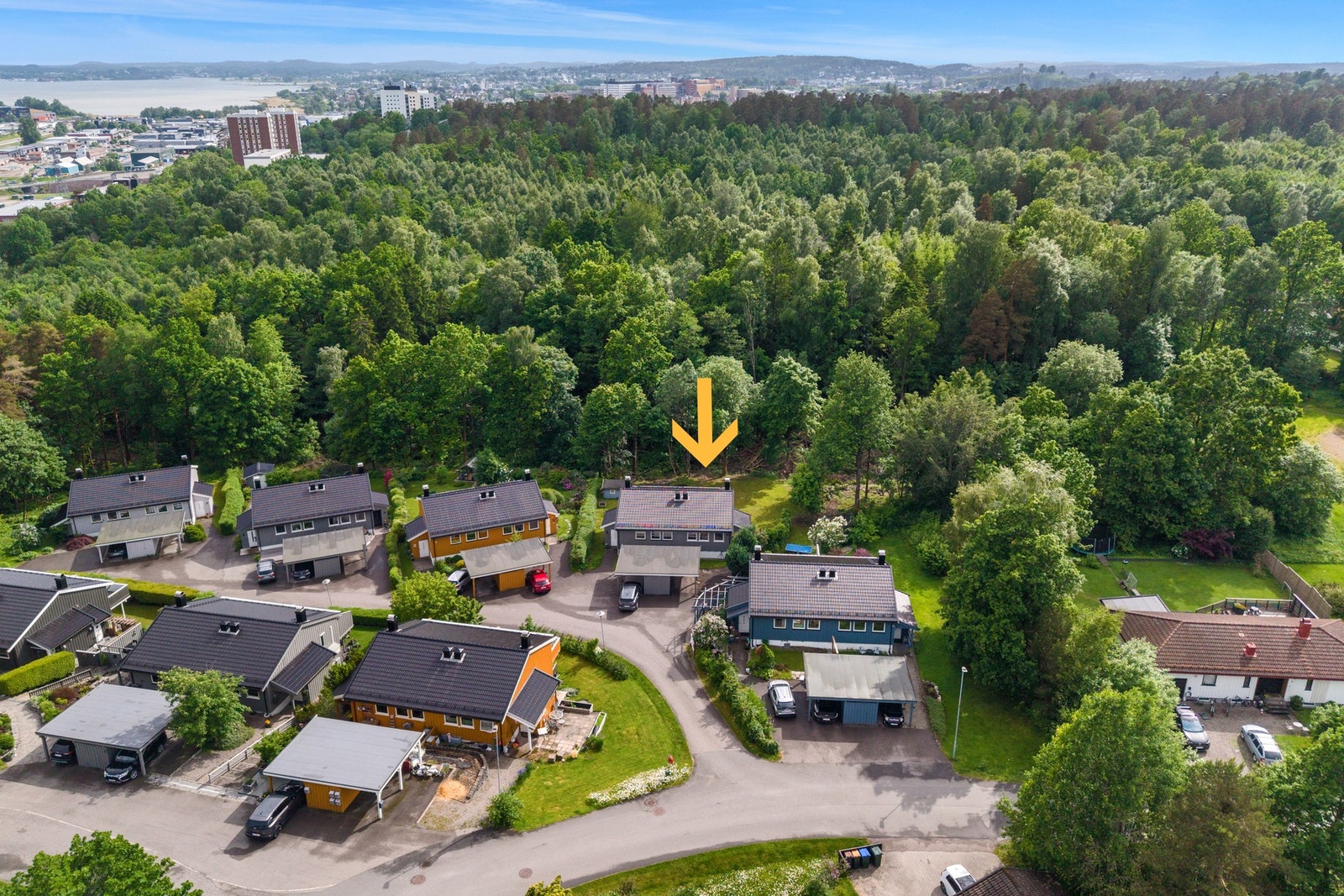 Boligen er beliggende i et meget attraktivt og fint område, med trygg gangavstand til skoler, idrettsanlegg, turstier i Byskogen (skogen i bakgrunnen) m.m. Galleribilde