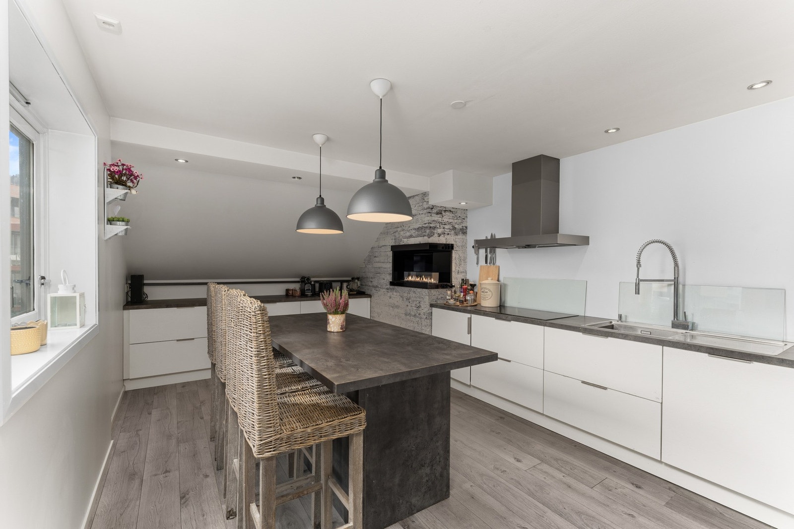 Praktisk kjøkken med mye skap og benkplass. Kjøkkenøya kan også brukes til frokostplass med plass til flere inntil frokostbaren. Galleribilde