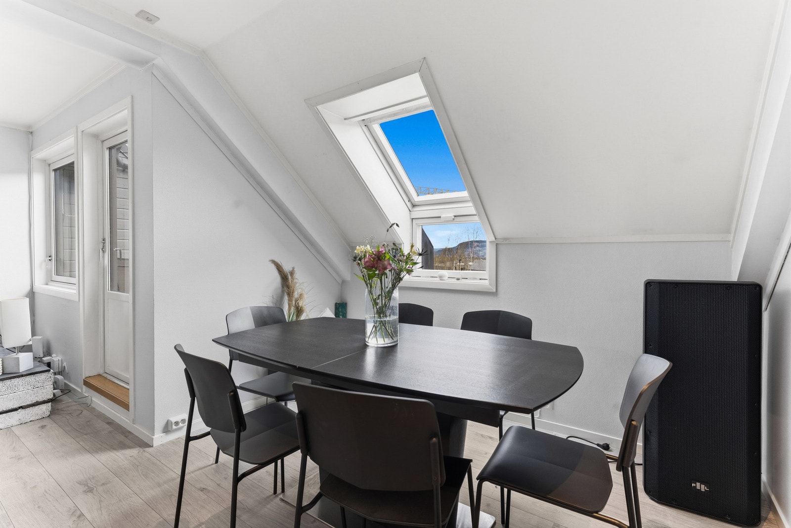 Lys spisekrok med plass til spisegruppe og adkomst til terrasse, perfekt for både hverdagsbruk og gjester. Galleribilde