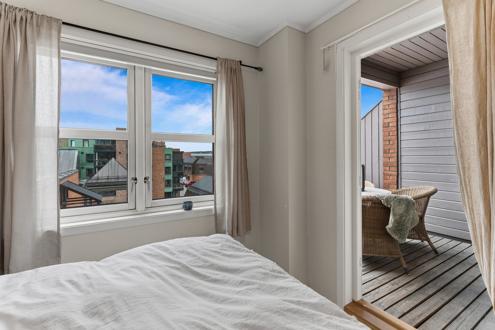 Soverom nr 3 har tilgang til overbygget terrasse med sørvendt utsyn. Her er det gode solforhold med mye dagssol. Galleribilde
