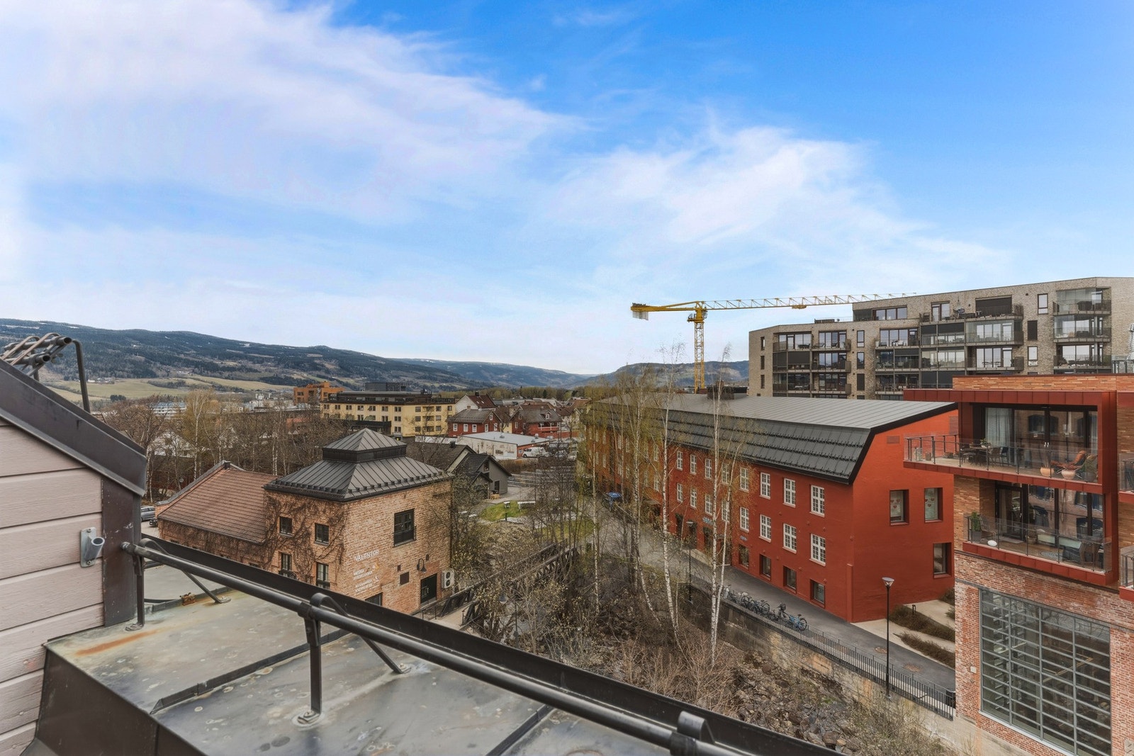 Terrasse med flott utsyn mot bymiljø, Mesnaelva og omkringliggende områder, som gir en luftig og åpen romfølelse. Galleribilde
