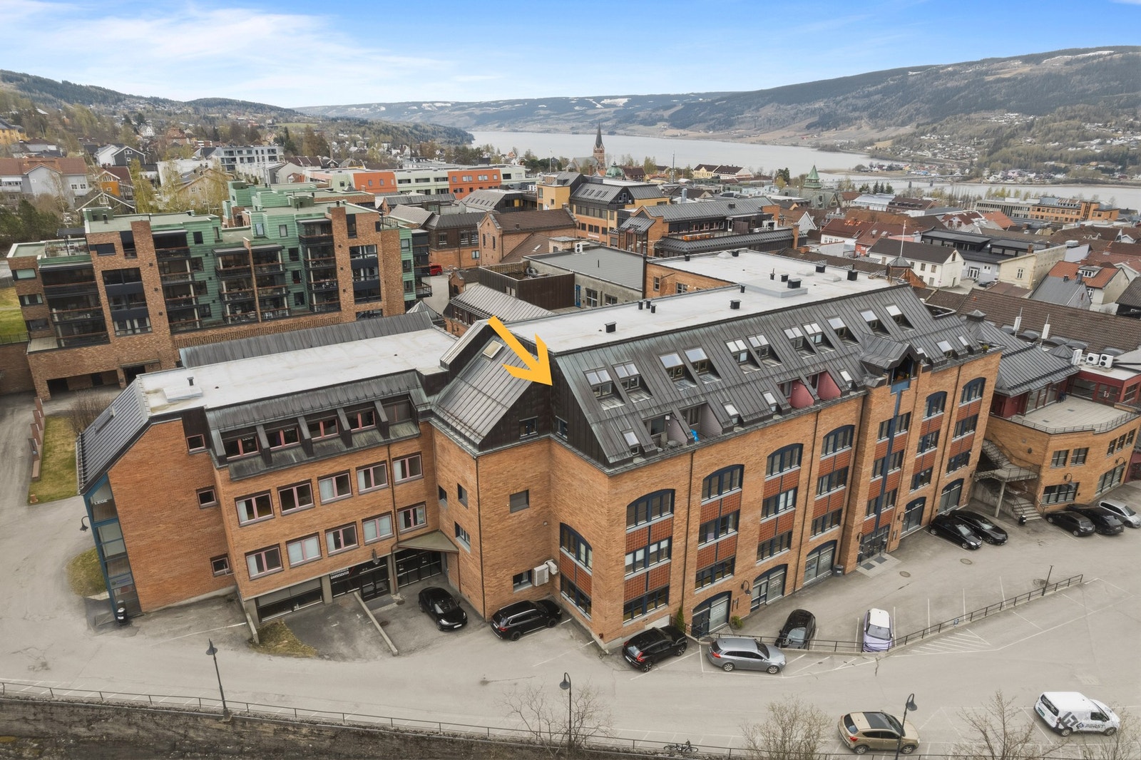 Det medfølger egen biloppstillingsplass på sameiets grunn. Leiligheten ligger i byggets øverste to etasjeplan. Galleribilde