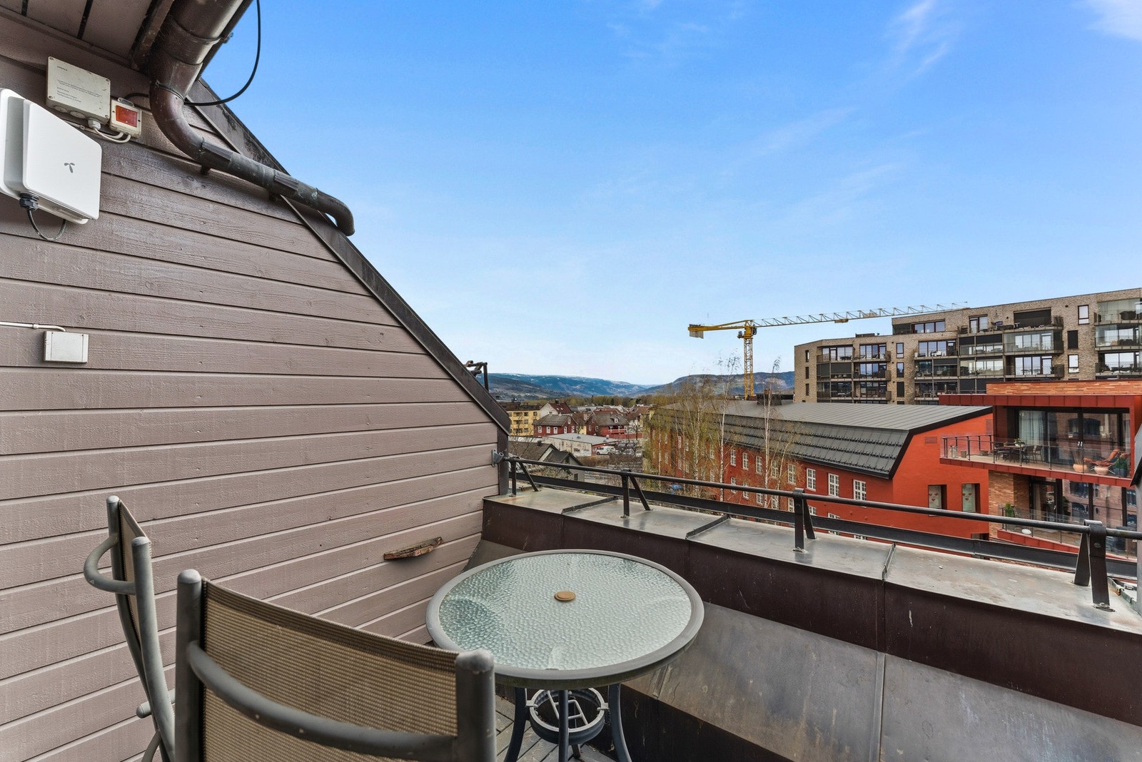Skjermet terrasse med plass til sittegruppe og hyggelig utsikt over nærområdet - perfekt for rolige stunder på ettermiddagstid. Galleribilde