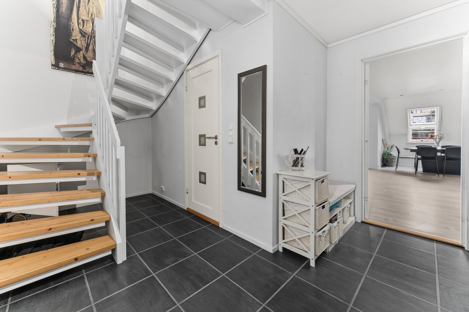 Romslig entre/hall med praktiske oppbevaringsmuligheter og enkel adkomst til boligens oppholdsrom. Galleribilde